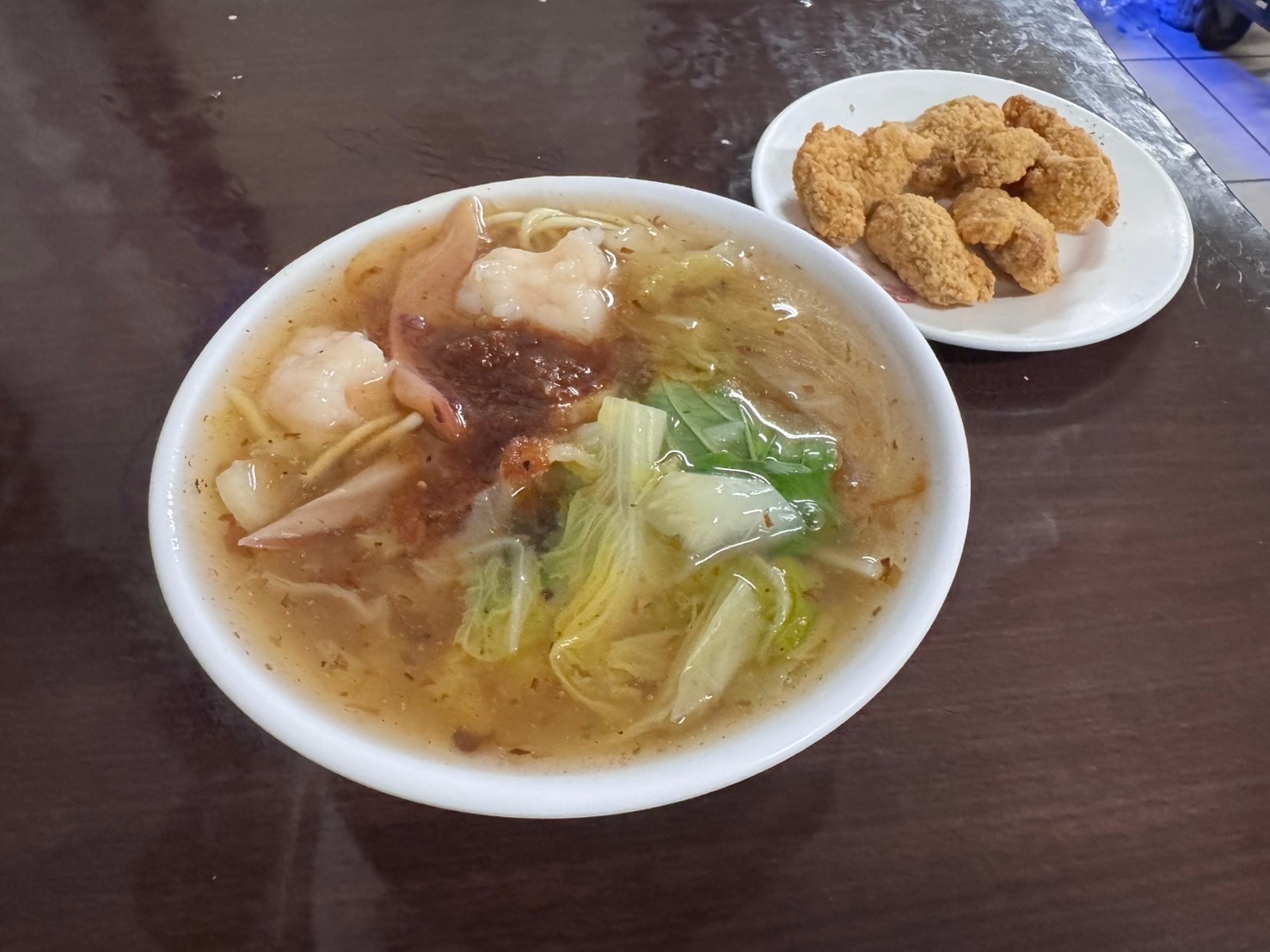 ｜食記-屏東縣屏東市｜洪家𩵚魠魚羹魷魚羹蝦仁羹｜屏東在地羹類小吃，白菜熬煮湯頭清甜台南風味，三種羹類各有特色都美味~