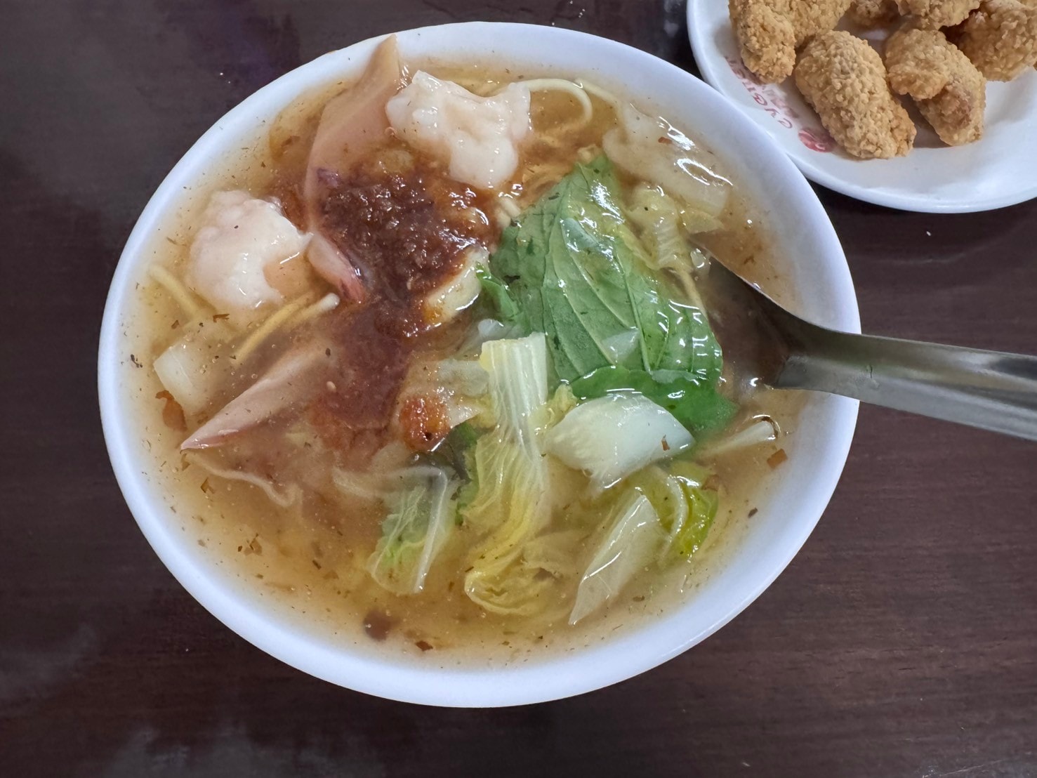 ｜食記-屏東縣屏東市｜洪家𩵚魠魚羹魷魚羹蝦仁羹｜屏東在地羹類小吃，白菜熬煮湯頭清甜台南風味，三種羹類各有特色都美味~