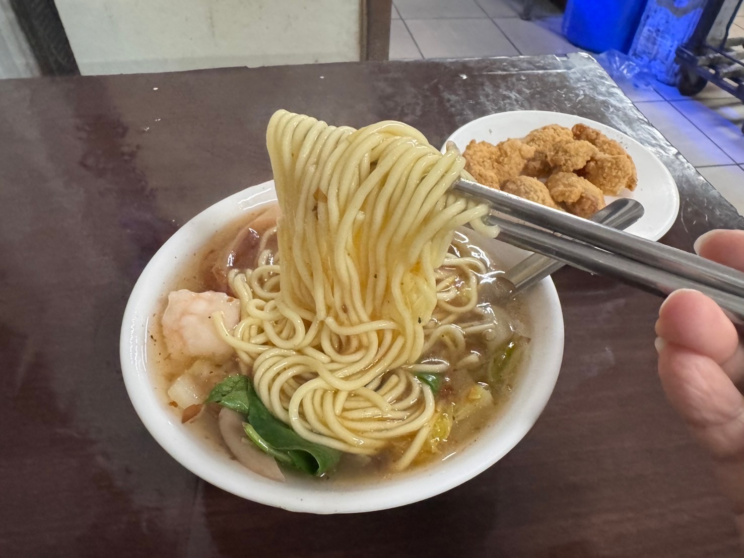 ｜食記-屏東縣屏東市｜洪家𩵚魠魚羹魷魚羹蝦仁羹｜屏東在地羹類小吃，白菜熬煮湯頭清甜台南風味，三種羹類各有特色都美味~
