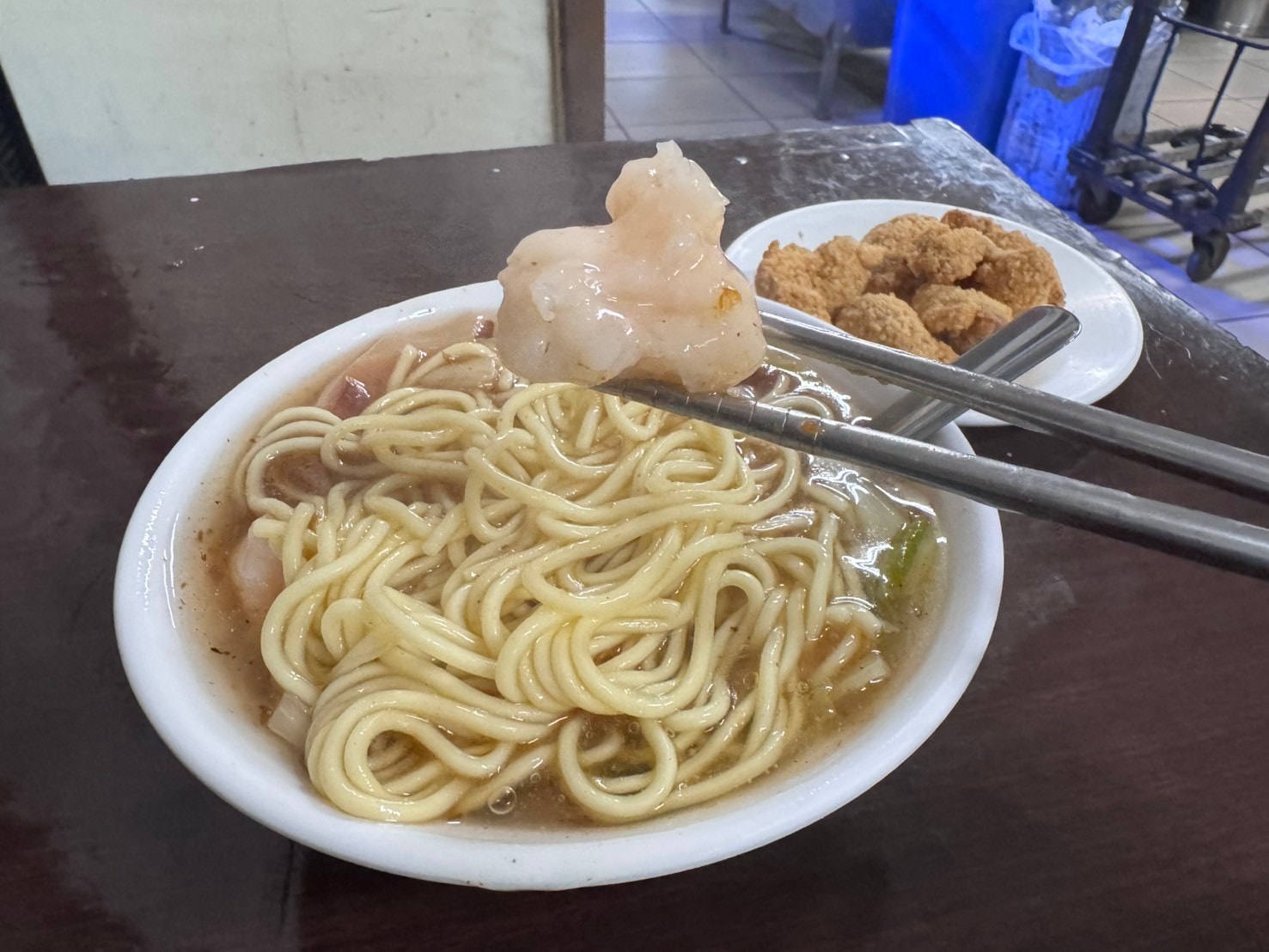 ｜食記-屏東縣屏東市｜洪家𩵚魠魚羹魷魚羹蝦仁羹｜屏東在地羹類小吃，白菜熬煮湯頭清甜台南風味，三種羹類各有特色都美味~