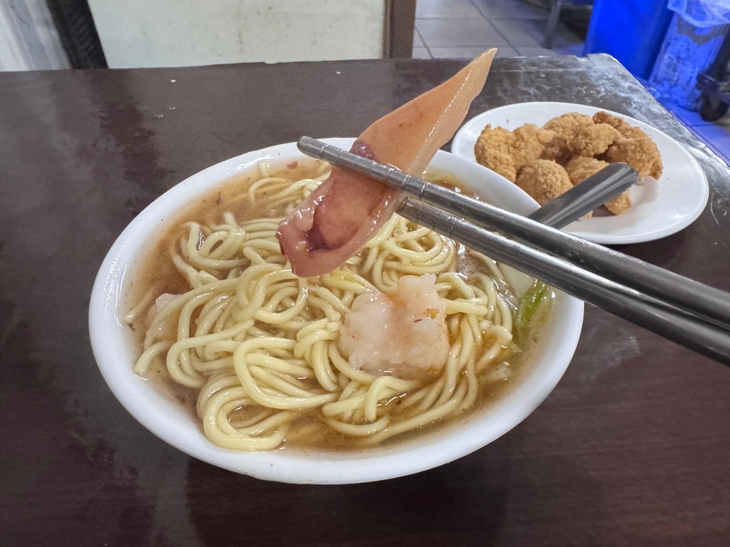 ｜食記-屏東縣屏東市｜洪家𩵚魠魚羹魷魚羹蝦仁羹｜屏東在地羹類小吃，白菜熬煮湯頭清甜台南風味，三種羹類各有特色都美味~