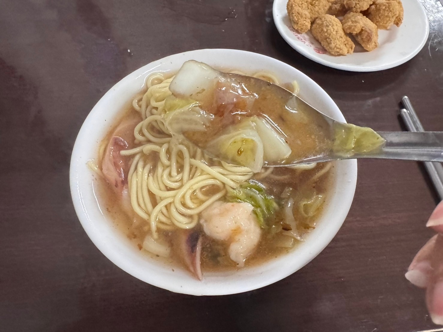 ｜食記-屏東縣屏東市｜洪家𩵚魠魚羹魷魚羹蝦仁羹｜屏東在地羹類小吃，白菜熬煮湯頭清甜台南風味，三種羹類各有特色都美味~