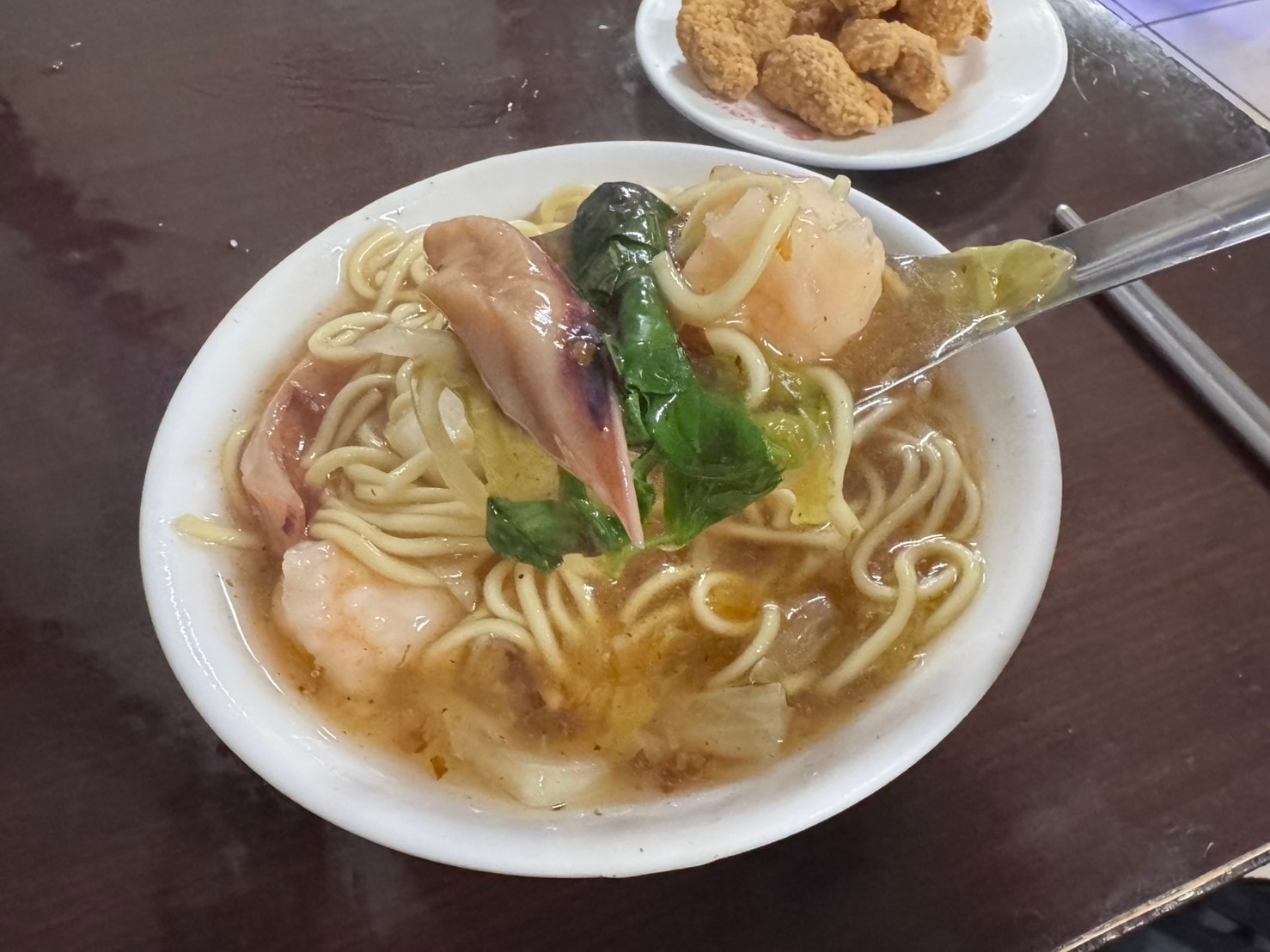 ｜食記-屏東縣屏東市｜洪家𩵚魠魚羹魷魚羹蝦仁羹｜屏東在地羹類小吃，白菜熬煮湯頭清甜台南風味，三種羹類各有特色都美味~