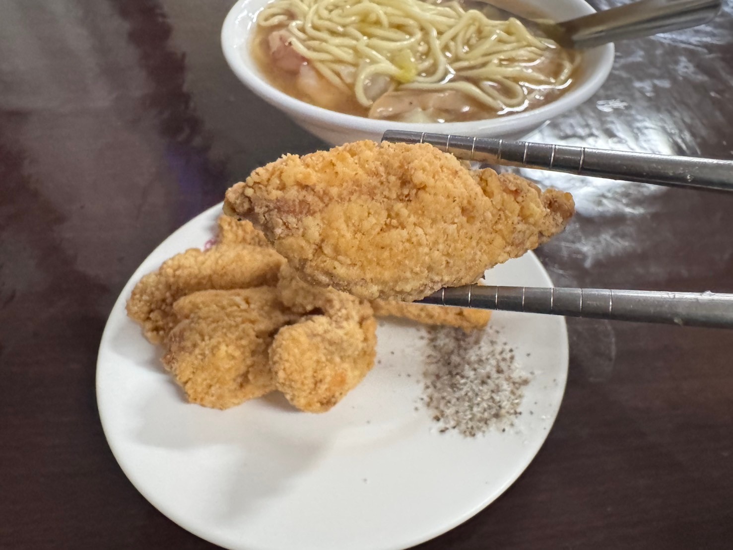 ｜食記-屏東縣屏東市｜洪家𩵚魠魚羹魷魚羹蝦仁羹｜屏東在地羹類小吃，白菜熬煮湯頭清甜台南風味，三種羹類各有特色都美味~