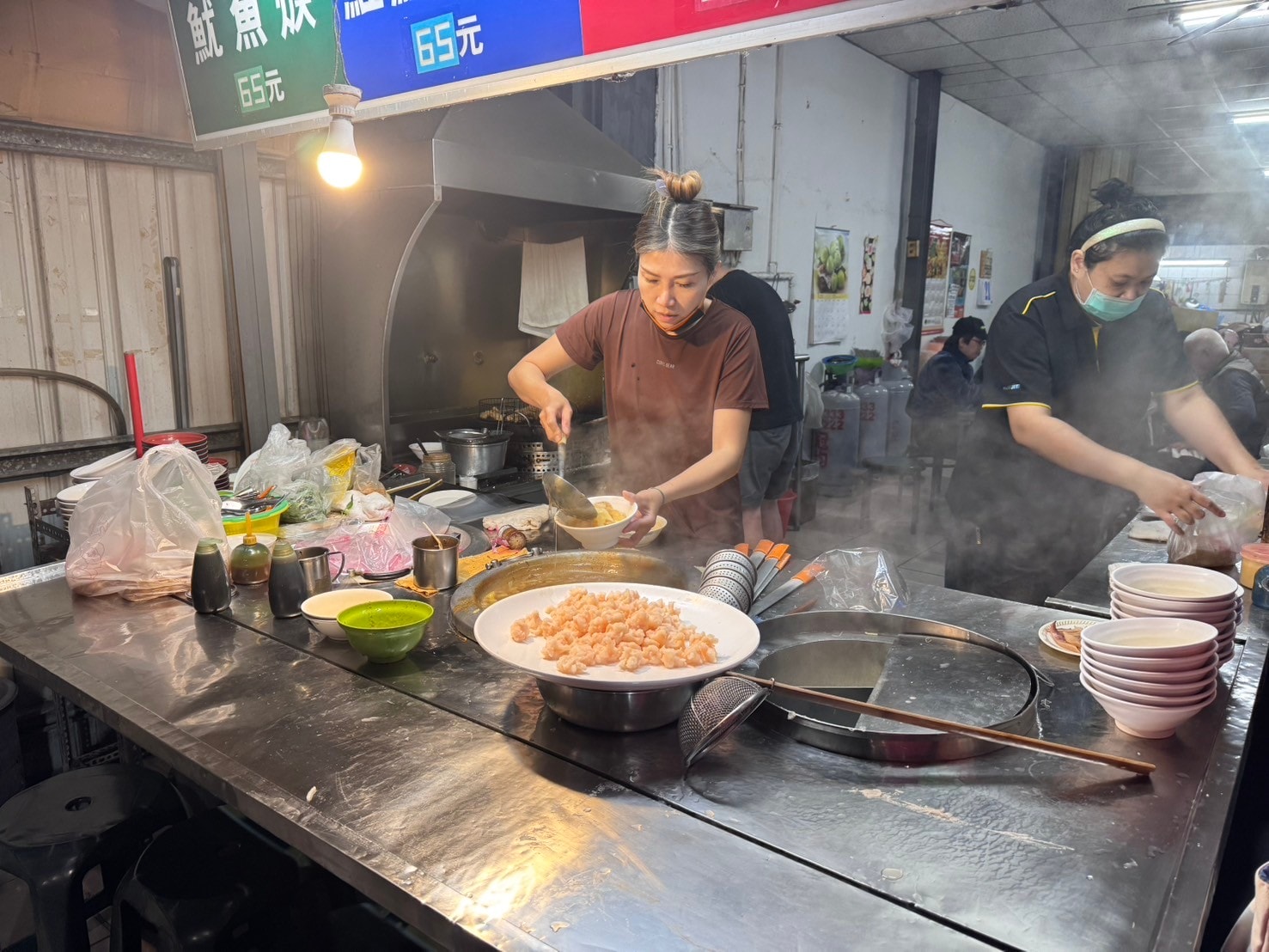 ｜食記-屏東縣屏東市｜洪家𩵚魠魚羹魷魚羹蝦仁羹｜屏東在地羹類小吃，白菜熬煮湯頭清甜台南風味，三種羹類各有特色都美味~