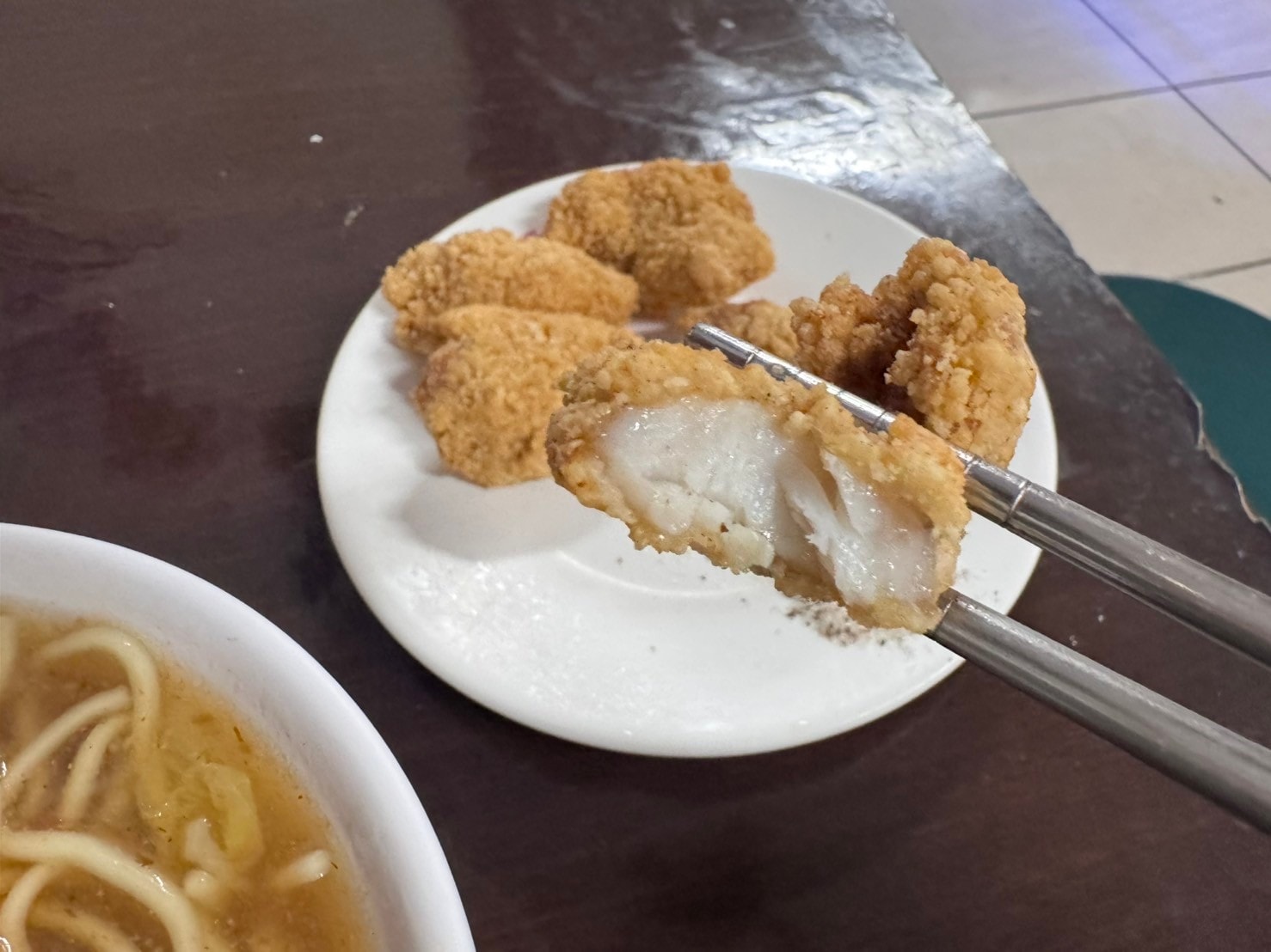 ｜食記-屏東縣屏東市｜洪家𩵚魠魚羹魷魚羹蝦仁羹｜屏東在地羹類小吃，白菜熬煮湯頭清甜台南風味，三種羹類各有特色都美味~