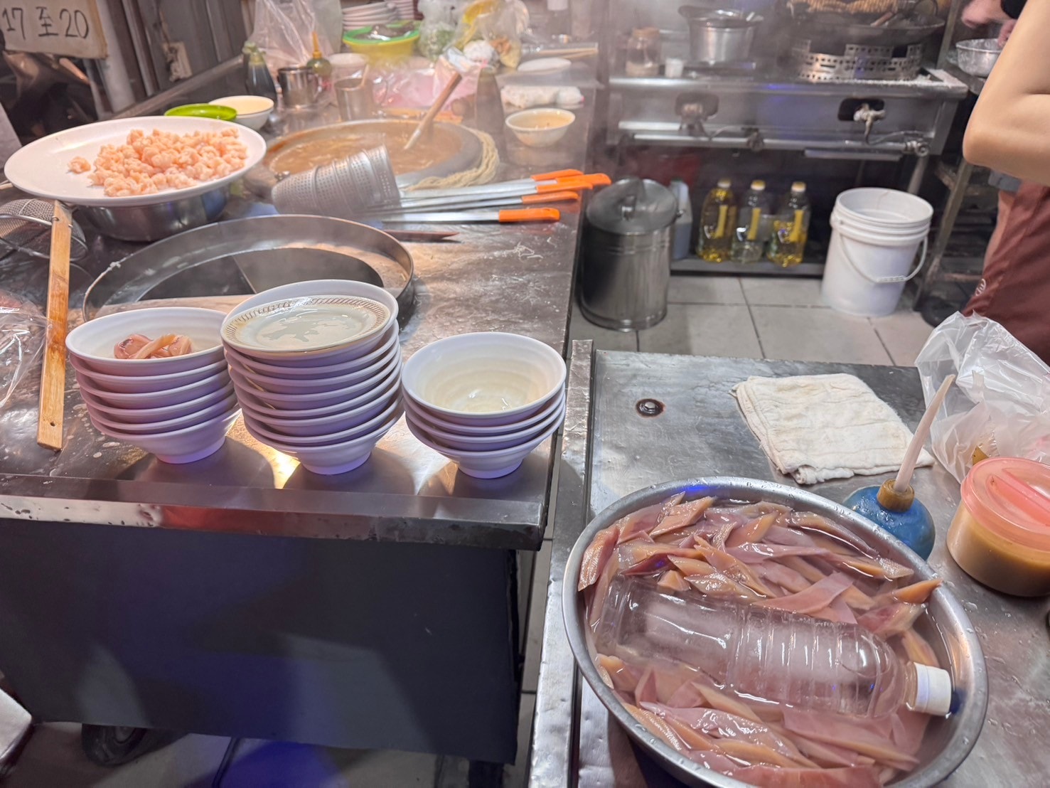 ｜食記-屏東縣屏東市｜洪家𩵚魠魚羹魷魚羹蝦仁羹｜屏東在地羹類小吃，白菜熬煮湯頭清甜台南風味，三種羹類各有特色都美味~