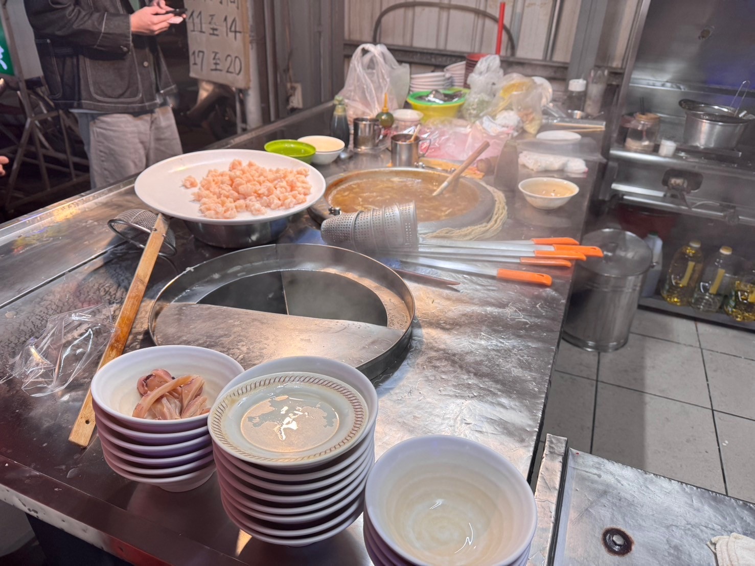｜食記-屏東縣屏東市｜洪家𩵚魠魚羹魷魚羹蝦仁羹｜屏東在地羹類小吃，白菜熬煮湯頭清甜台南風味，三種羹類各有特色都美味~