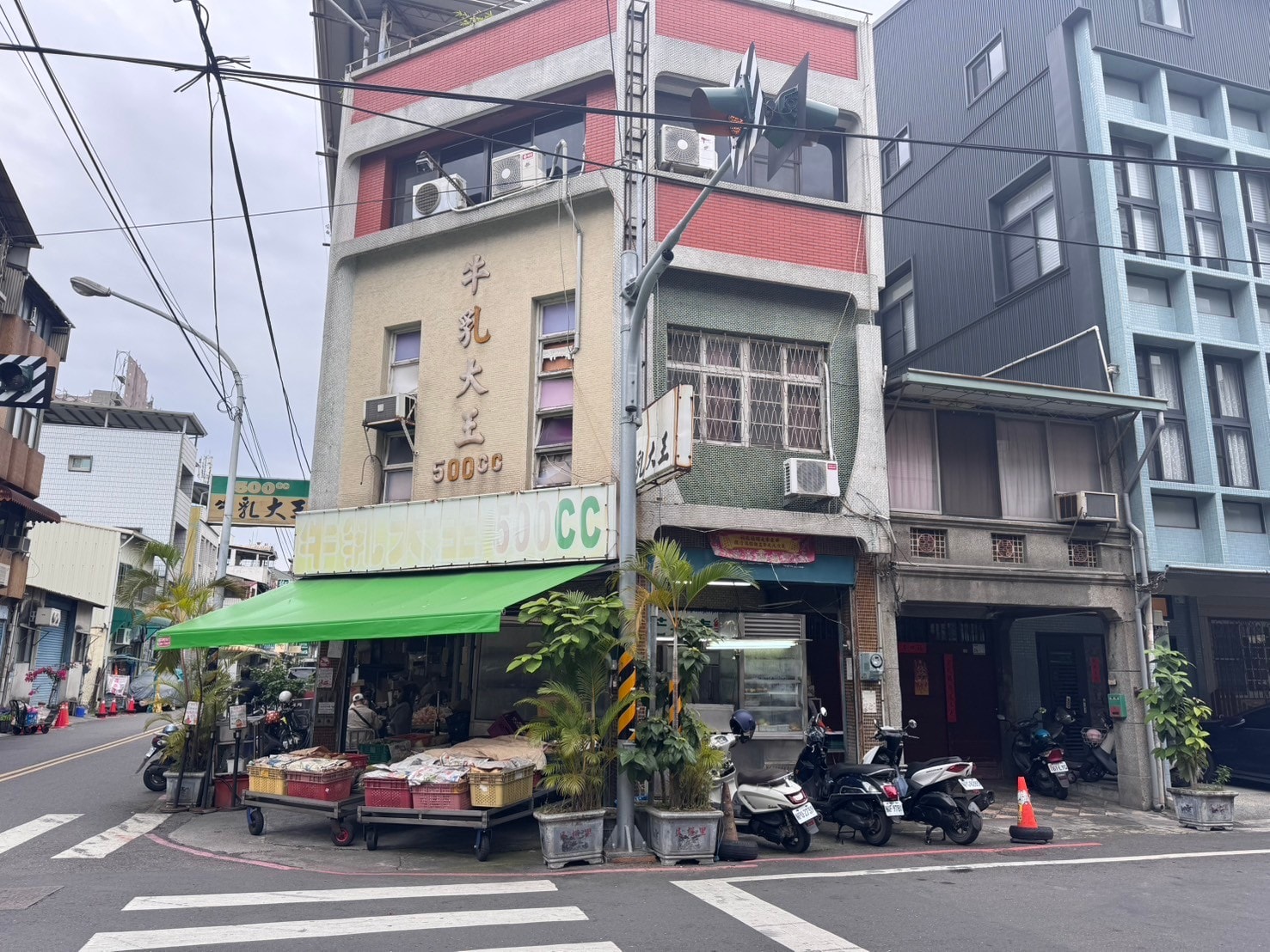 ｜食記-屏東縣屏東市｜秋林牛乳大王｜走過半世紀老字號冰品，用料大方食材新鮮，冰品跟飲料都是人氣商品