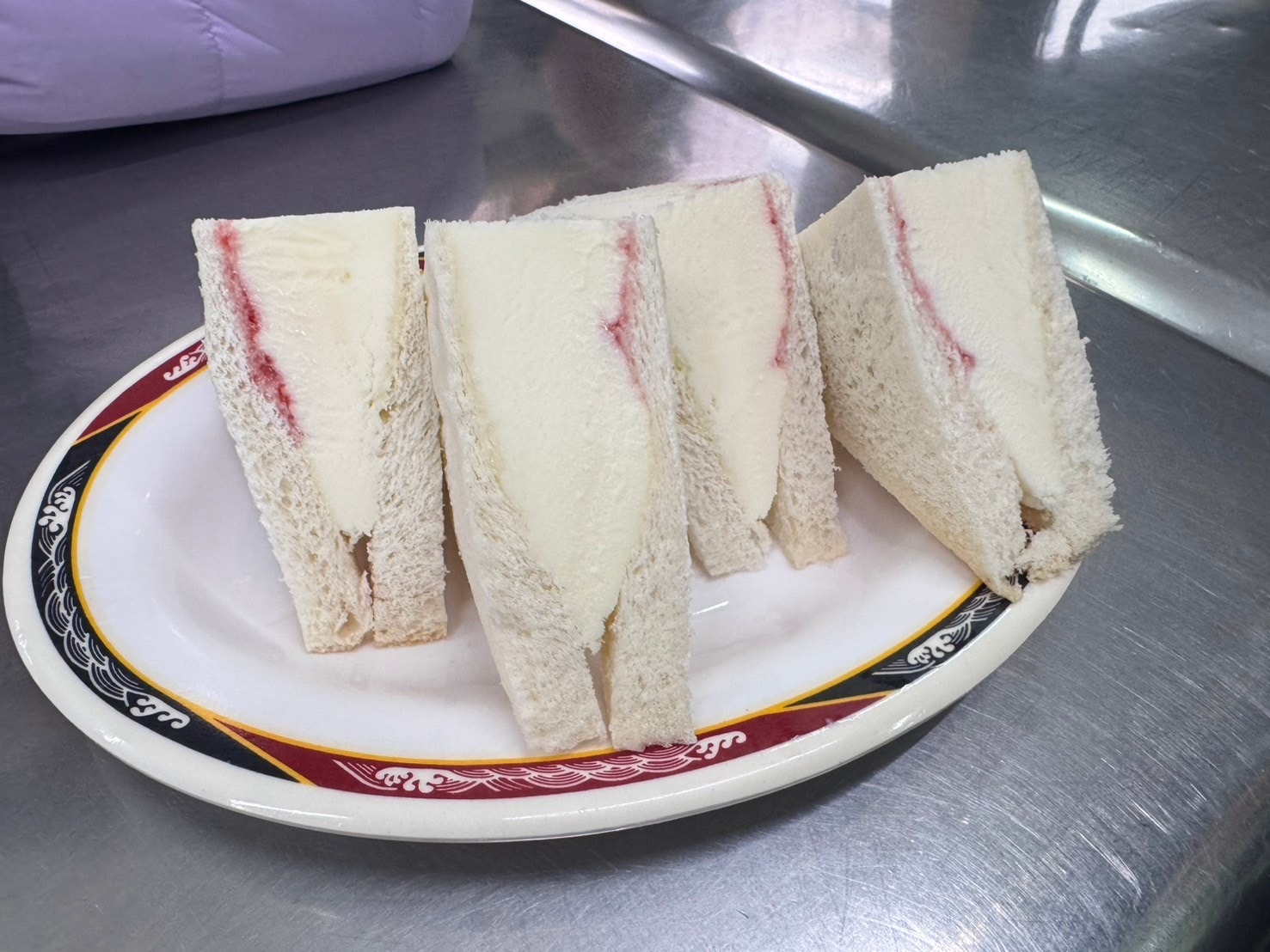 ｜食記-屏東縣屏東市｜秋林牛乳大王｜走過半世紀老字號冰品，用料大方食材新鮮，冰品跟飲料都是人氣商品