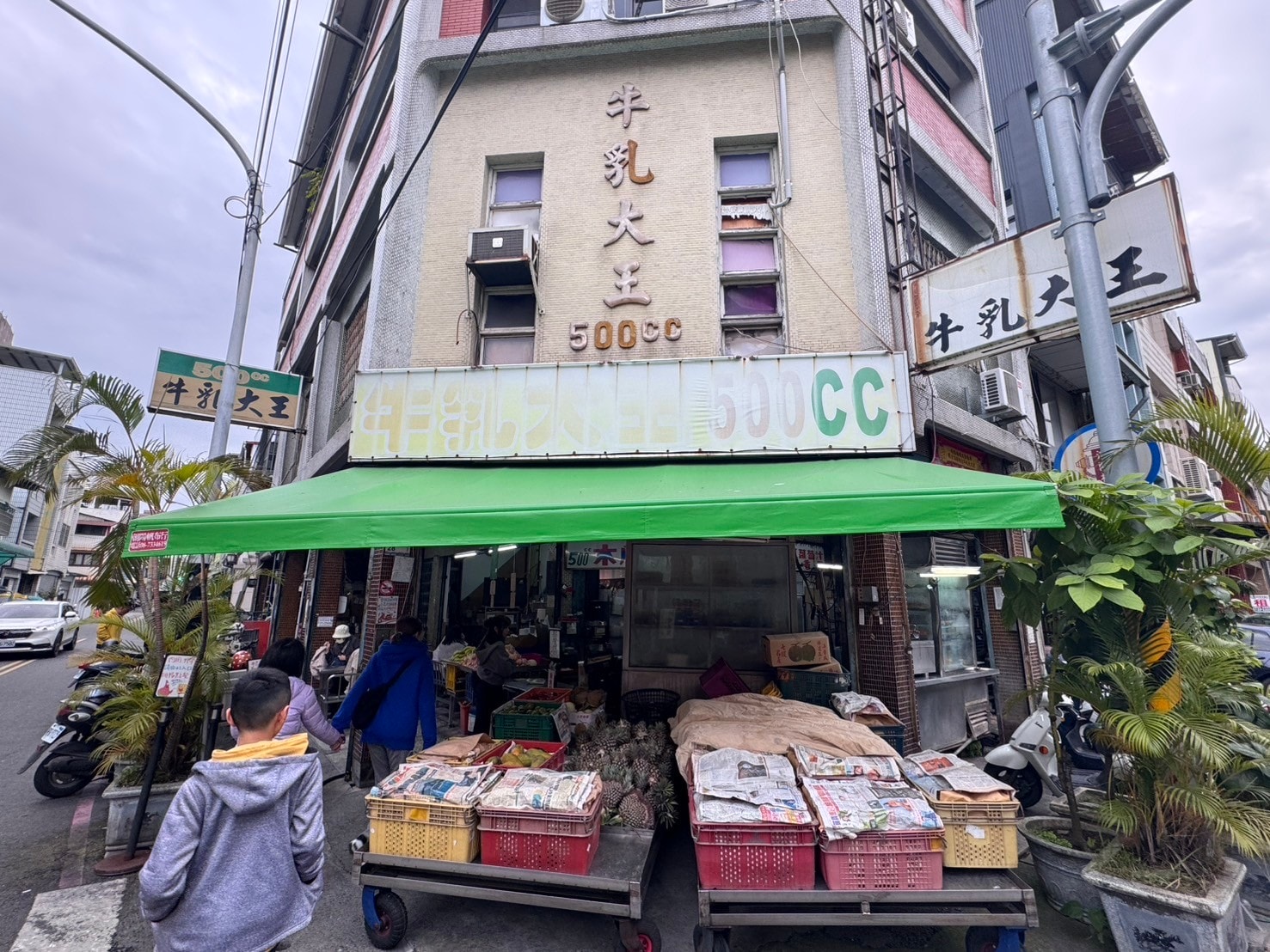 ｜食記-屏東縣屏東市｜秋林牛乳大王｜走過半世紀老字號冰品，用料大方食材新鮮，冰品跟飲料都是人氣商品