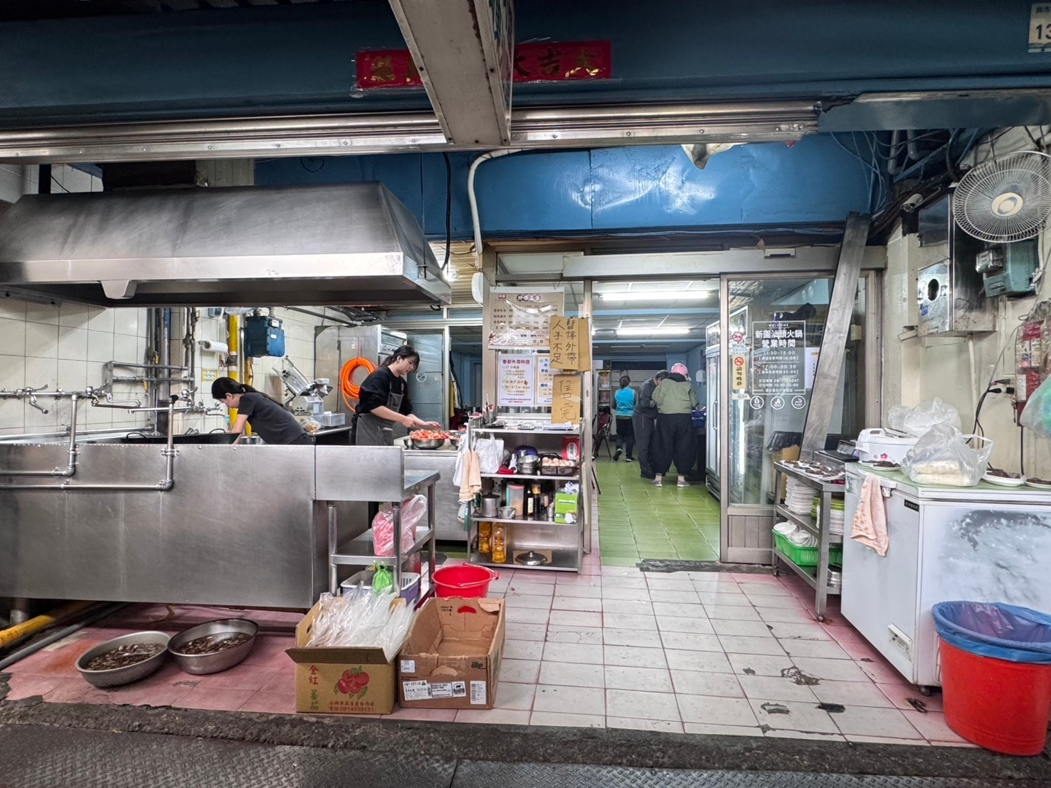 ｜食記-屏東縣屏東市｜新園汕頭火鍋｜屏東夜市30年汕頭火鍋，招牌手切降霜牛肉必點，電話打爆也不一定訂的到位的人氣火鍋店！