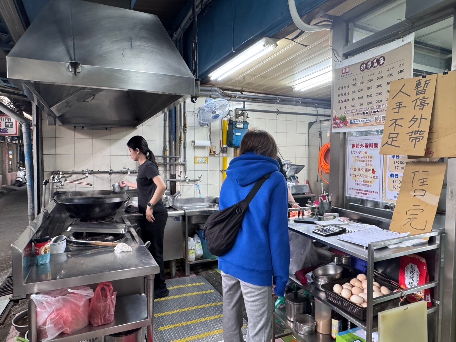 ｜食記-屏東縣屏東市｜新園汕頭火鍋｜屏東夜市30年汕頭火鍋，招牌手切降霜牛肉必點，電話打爆也不一定訂的到位的人氣火鍋店！