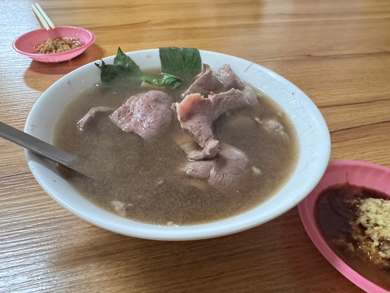 ｜食記-屏東縣新埤鄉｜牛肉友｜屏東人氣溫體牛料理老店，藥膳牛肉湯底溫順甘醇，重口味熱炒更是滿足味蕾~