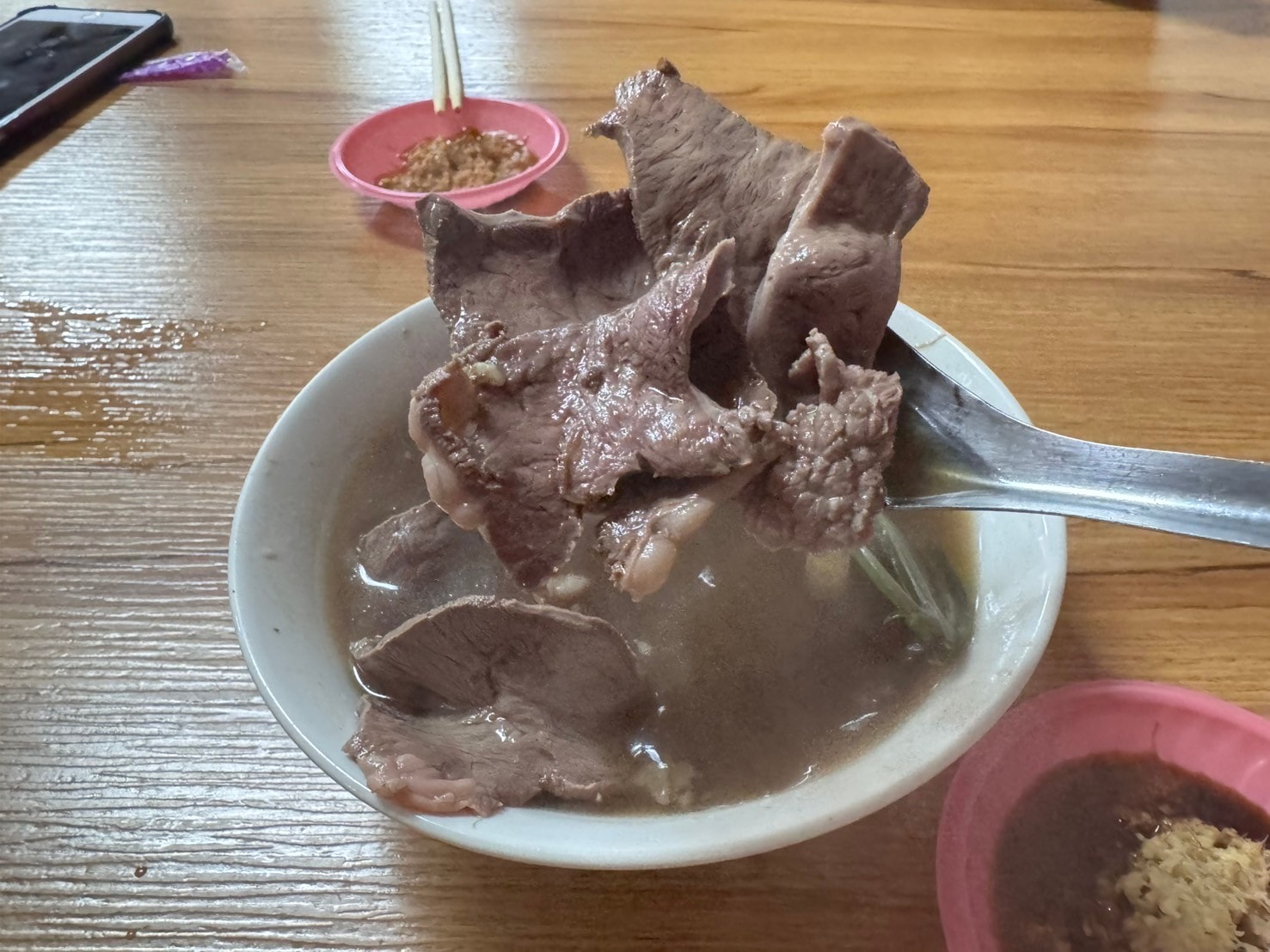 ｜食記-屏東縣新埤鄉｜牛肉友｜屏東人氣溫體牛料理老店，藥膳牛肉湯底溫順甘醇，重口味熱炒更是滿足味蕾~