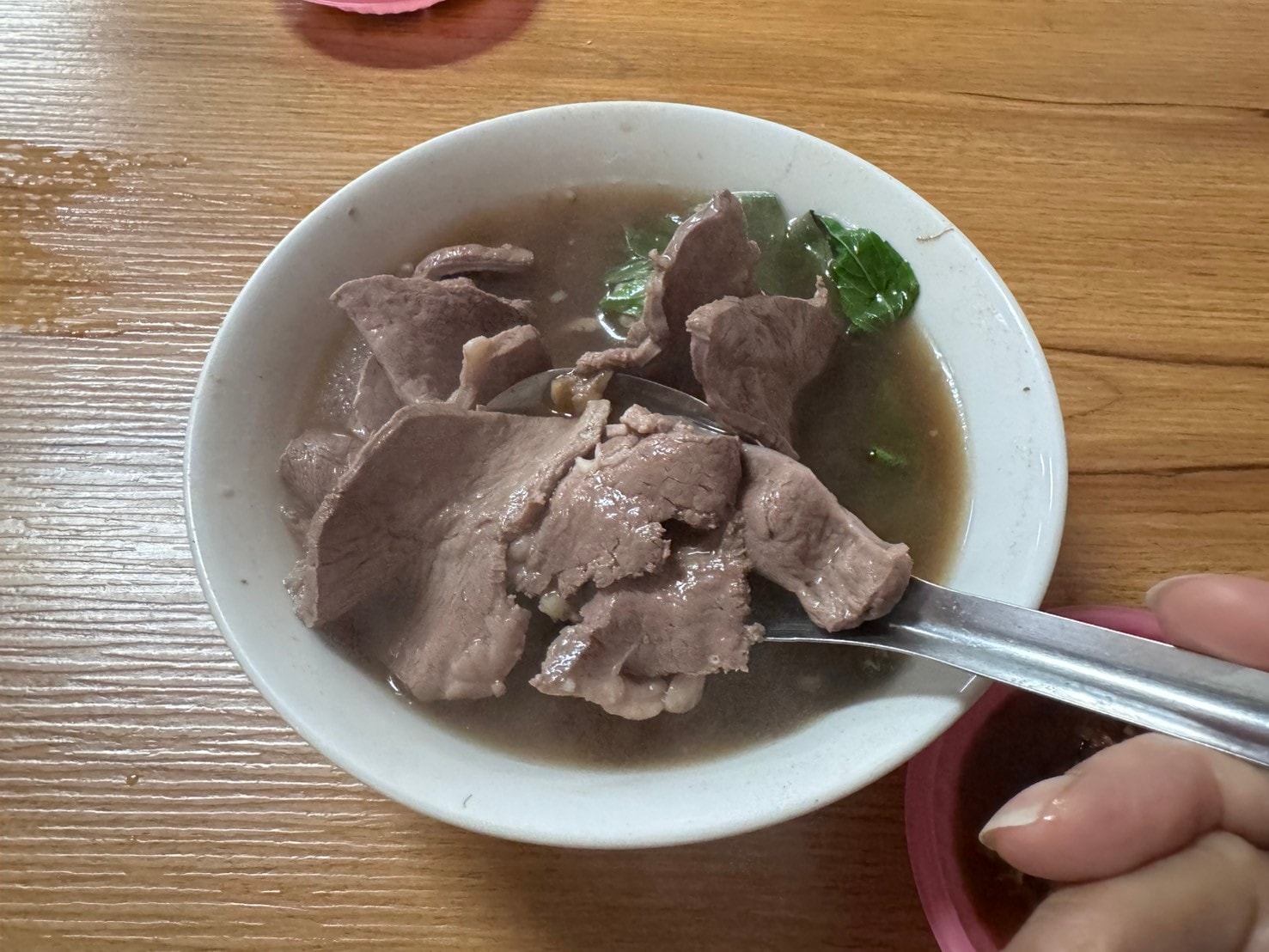 ｜食記-屏東縣新埤鄉｜牛肉友｜屏東人氣溫體牛料理老店，藥膳牛肉湯底溫順甘醇，重口味熱炒更是滿足味蕾~