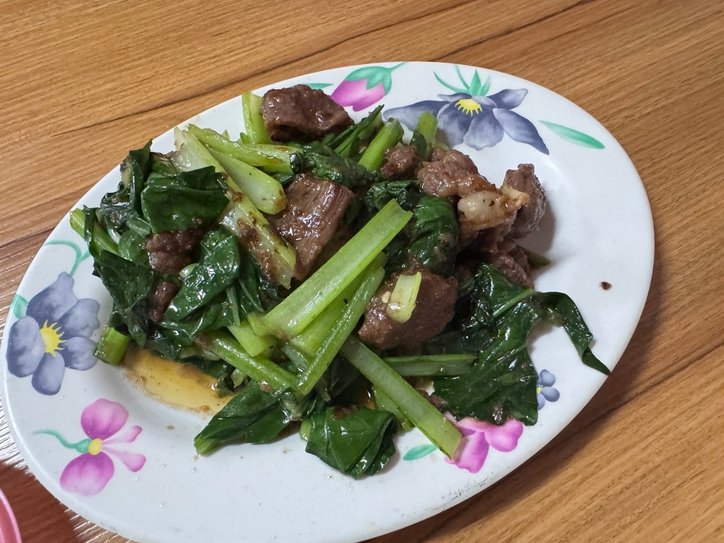 ｜食記-屏東縣新埤鄉｜牛肉友｜屏東人氣溫體牛料理老店，藥膳牛肉湯底溫順甘醇，重口味熱炒更是滿足味蕾~