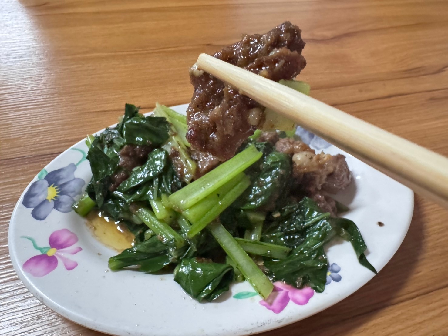 ｜食記-屏東縣新埤鄉｜牛肉友｜屏東人氣溫體牛料理老店，藥膳牛肉湯底溫順甘醇，重口味熱炒更是滿足味蕾~