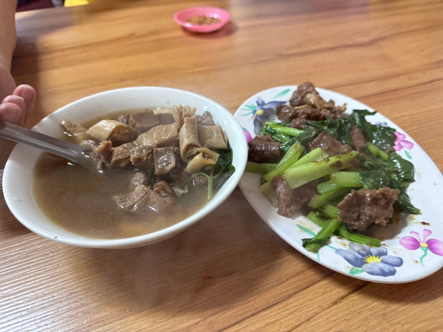 ｜食記-屏東縣新埤鄉｜牛肉友｜屏東人氣溫體牛料理老店，藥膳牛肉湯底溫順甘醇，重口味熱炒更是滿足味蕾~