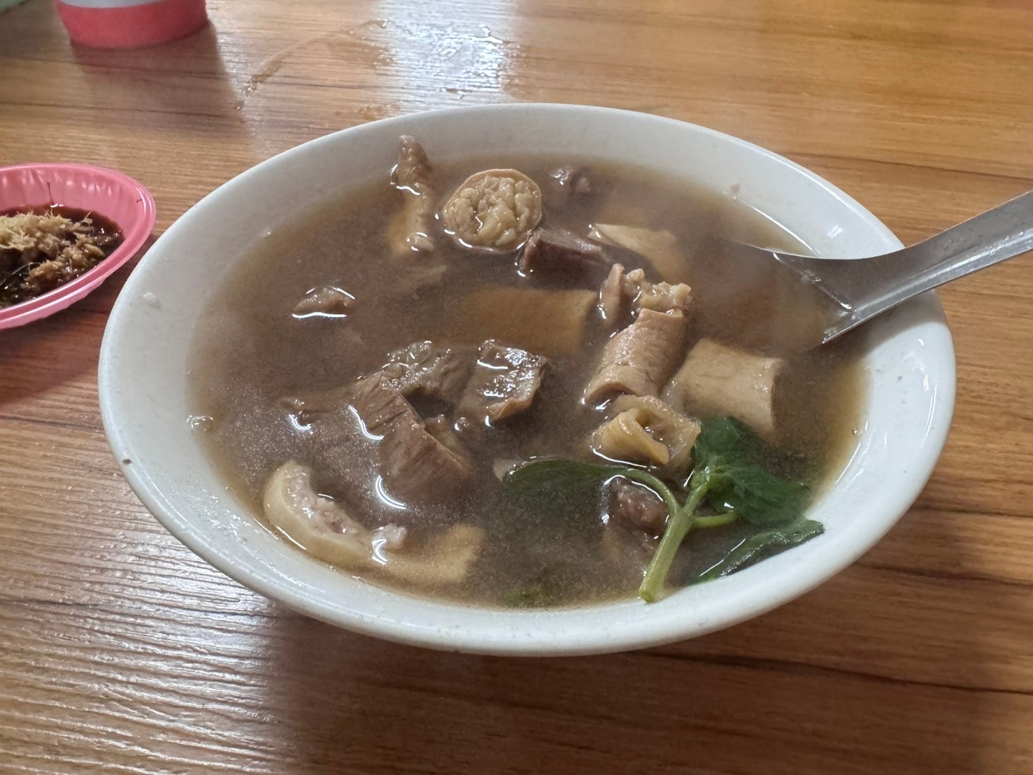 ｜食記-屏東縣新埤鄉｜牛肉友｜屏東人氣溫體牛料理老店，藥膳牛肉湯底溫順甘醇，重口味熱炒更是滿足味蕾~