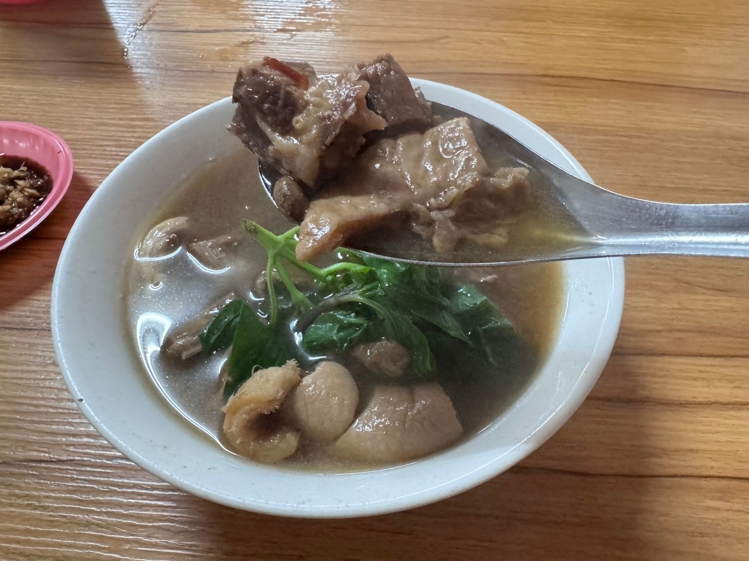 ｜食記-屏東縣新埤鄉｜牛肉友｜屏東人氣溫體牛料理老店，藥膳牛肉湯底溫順甘醇，重口味熱炒更是滿足味蕾~