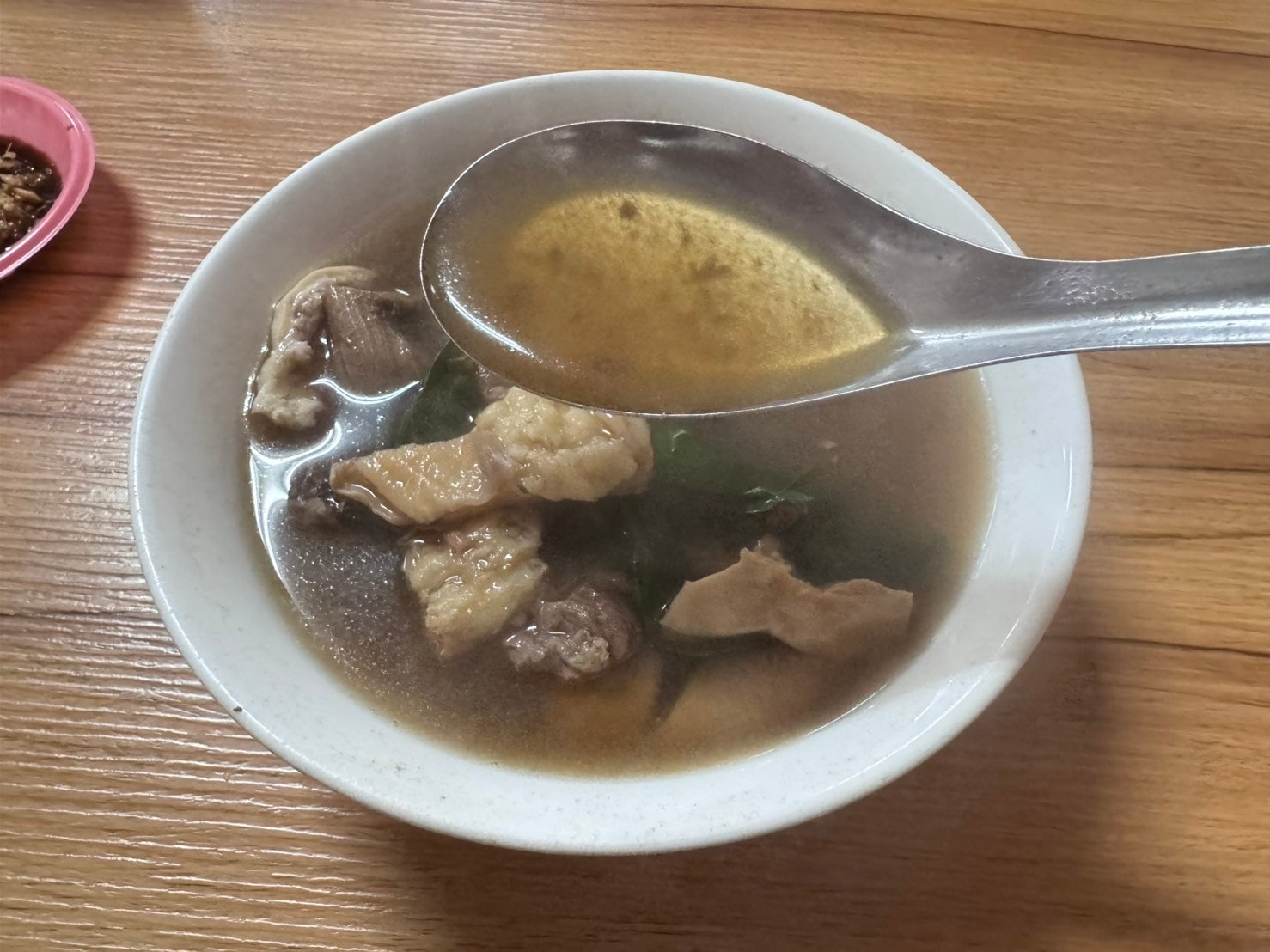｜食記-屏東縣新埤鄉｜牛肉友｜屏東人氣溫體牛料理老店，藥膳牛肉湯底溫順甘醇，重口味熱炒更是滿足味蕾~