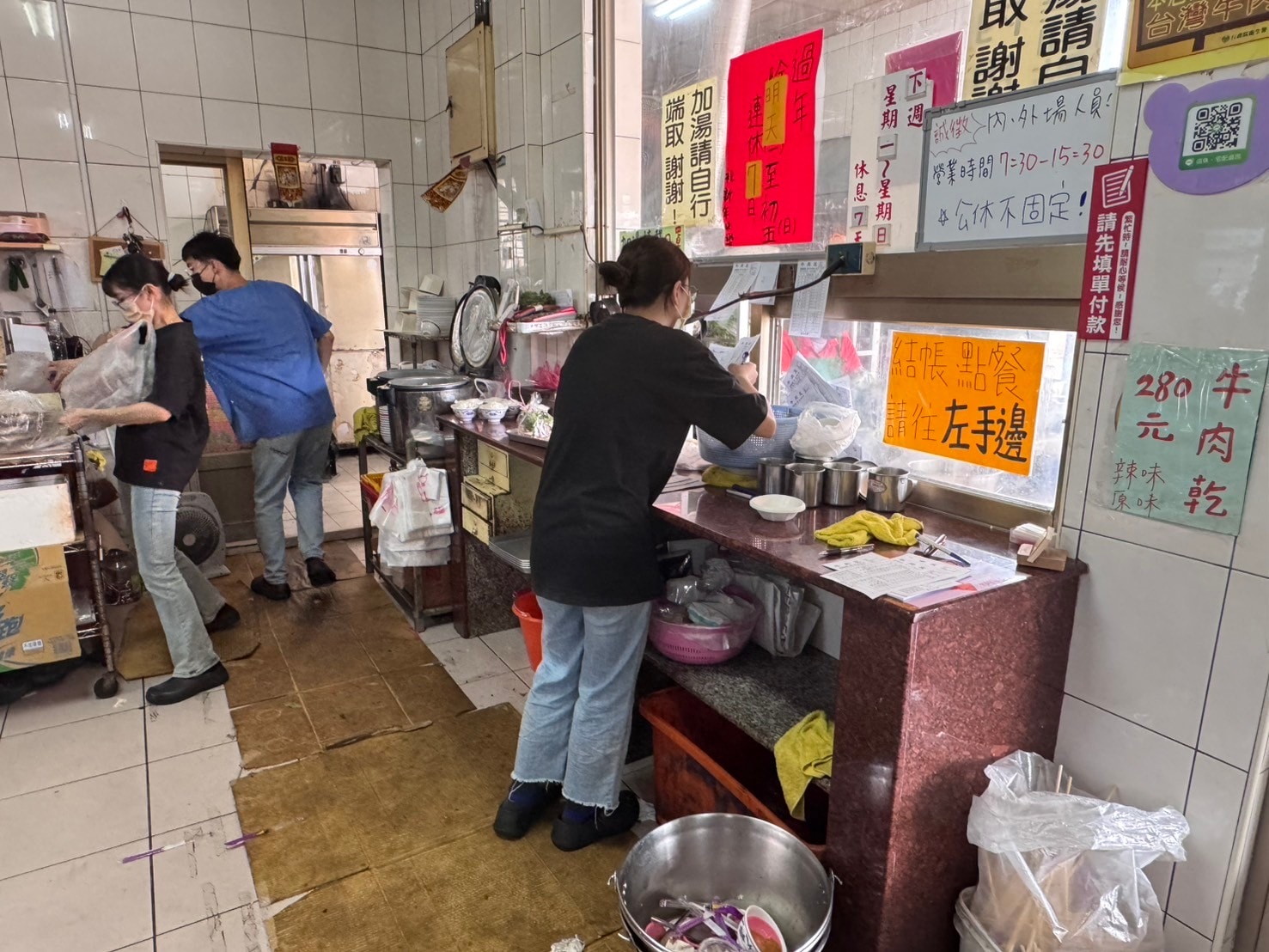 ｜食記-屏東縣新埤鄉｜牛肉友｜屏東人氣溫體牛料理老店，藥膳牛肉湯底溫順甘醇，重口味熱炒更是滿足味蕾~