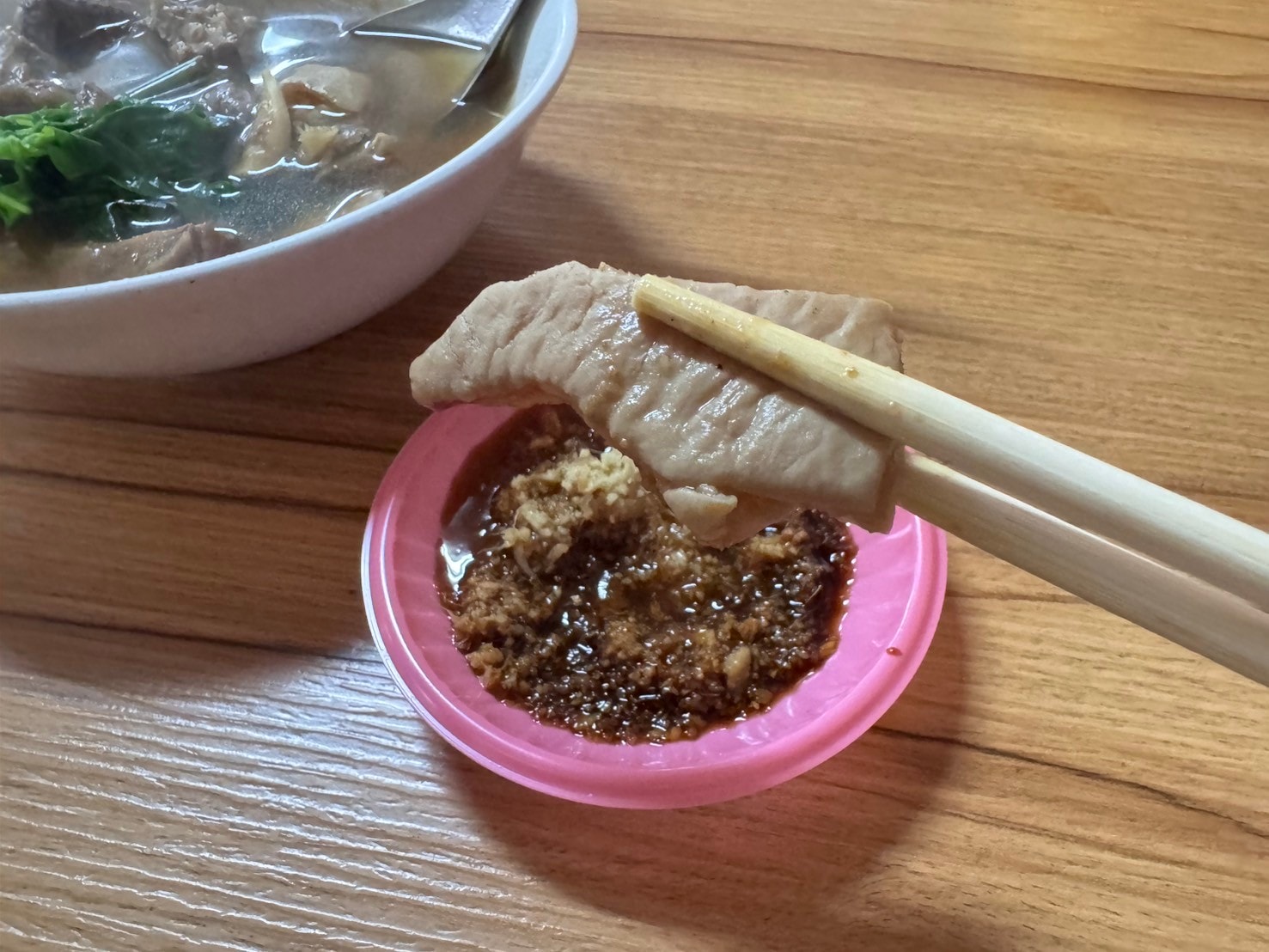 ｜食記-屏東縣新埤鄉｜牛肉友｜屏東人氣溫體牛料理老店，藥膳牛肉湯底溫順甘醇，重口味熱炒更是滿足味蕾~