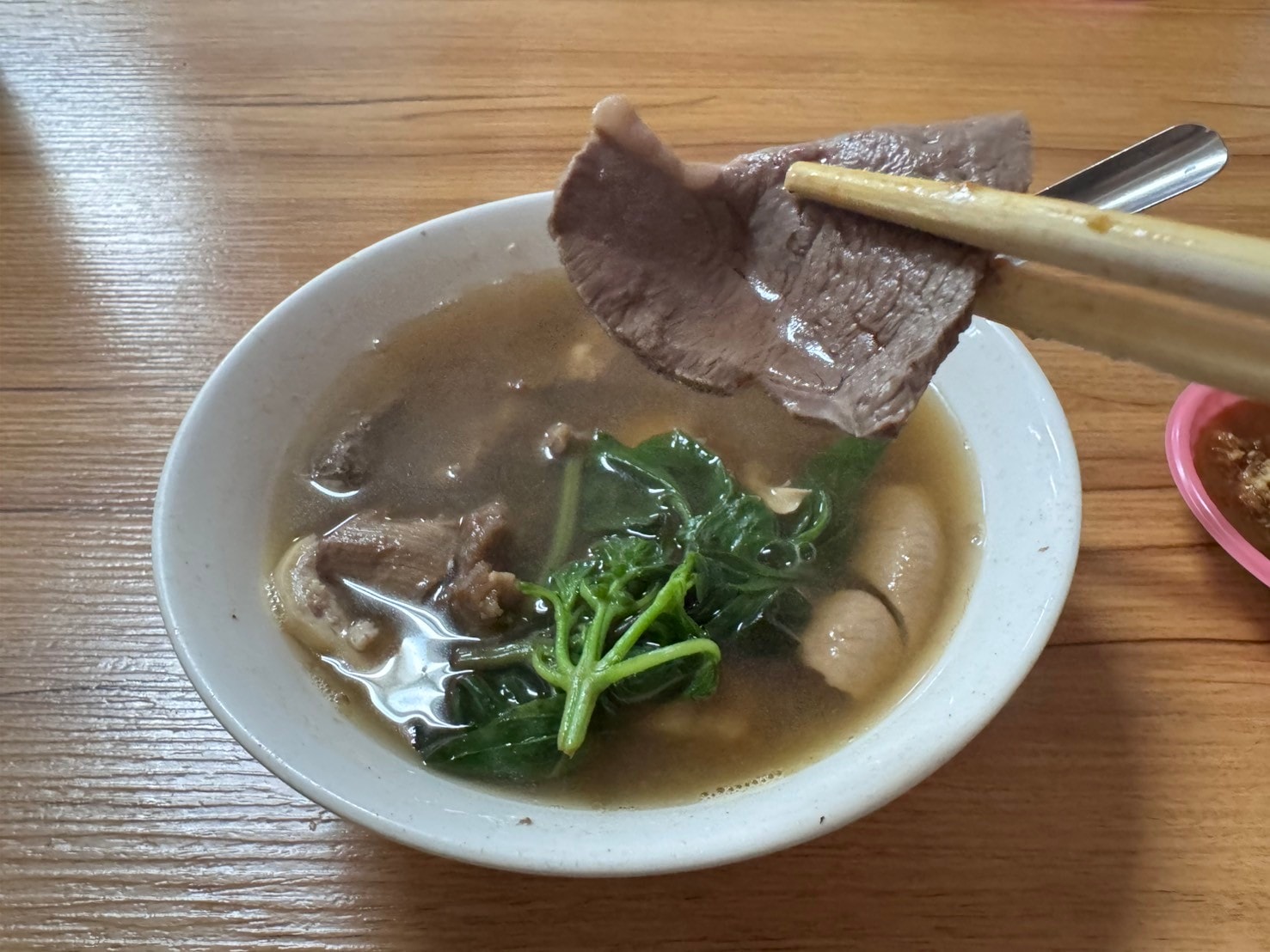 ｜食記-屏東縣新埤鄉｜牛肉友｜屏東人氣溫體牛料理老店，藥膳牛肉湯底溫順甘醇，重口味熱炒更是滿足味蕾~