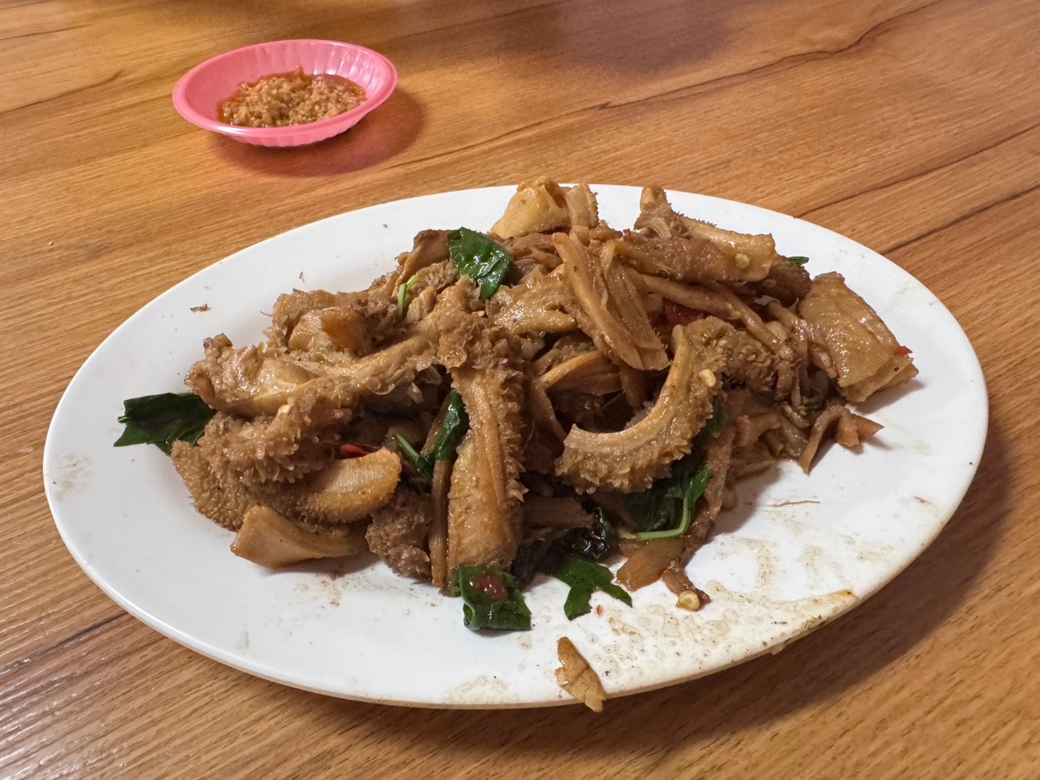 ｜食記-屏東縣新埤鄉｜牛肉友｜屏東人氣溫體牛料理老店，藥膳牛肉湯底溫順甘醇，重口味熱炒更是滿足味蕾~