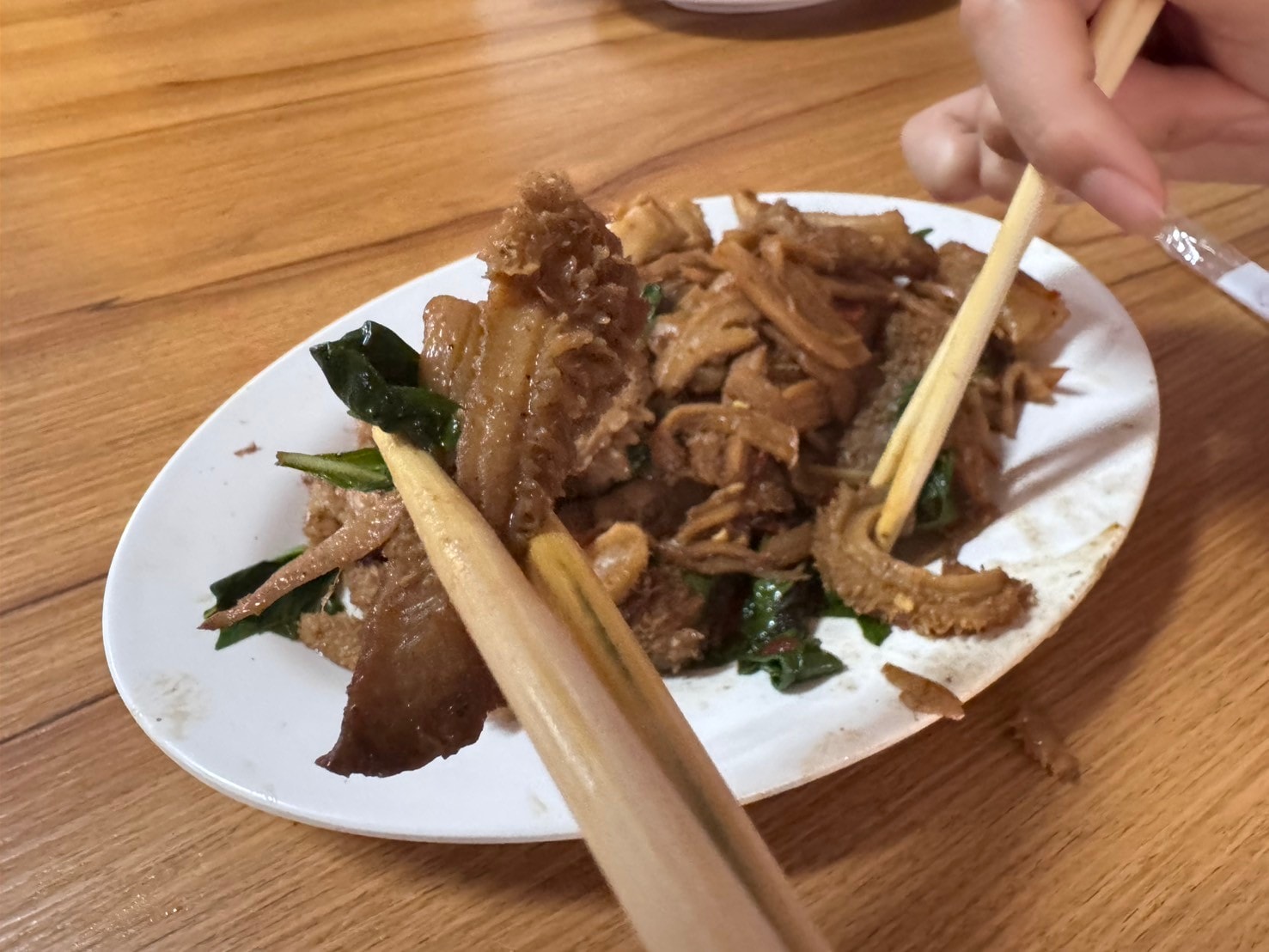 ｜食記-屏東縣新埤鄉｜牛肉友｜屏東人氣溫體牛料理老店，藥膳牛肉湯底溫順甘醇，重口味熱炒更是滿足味蕾~