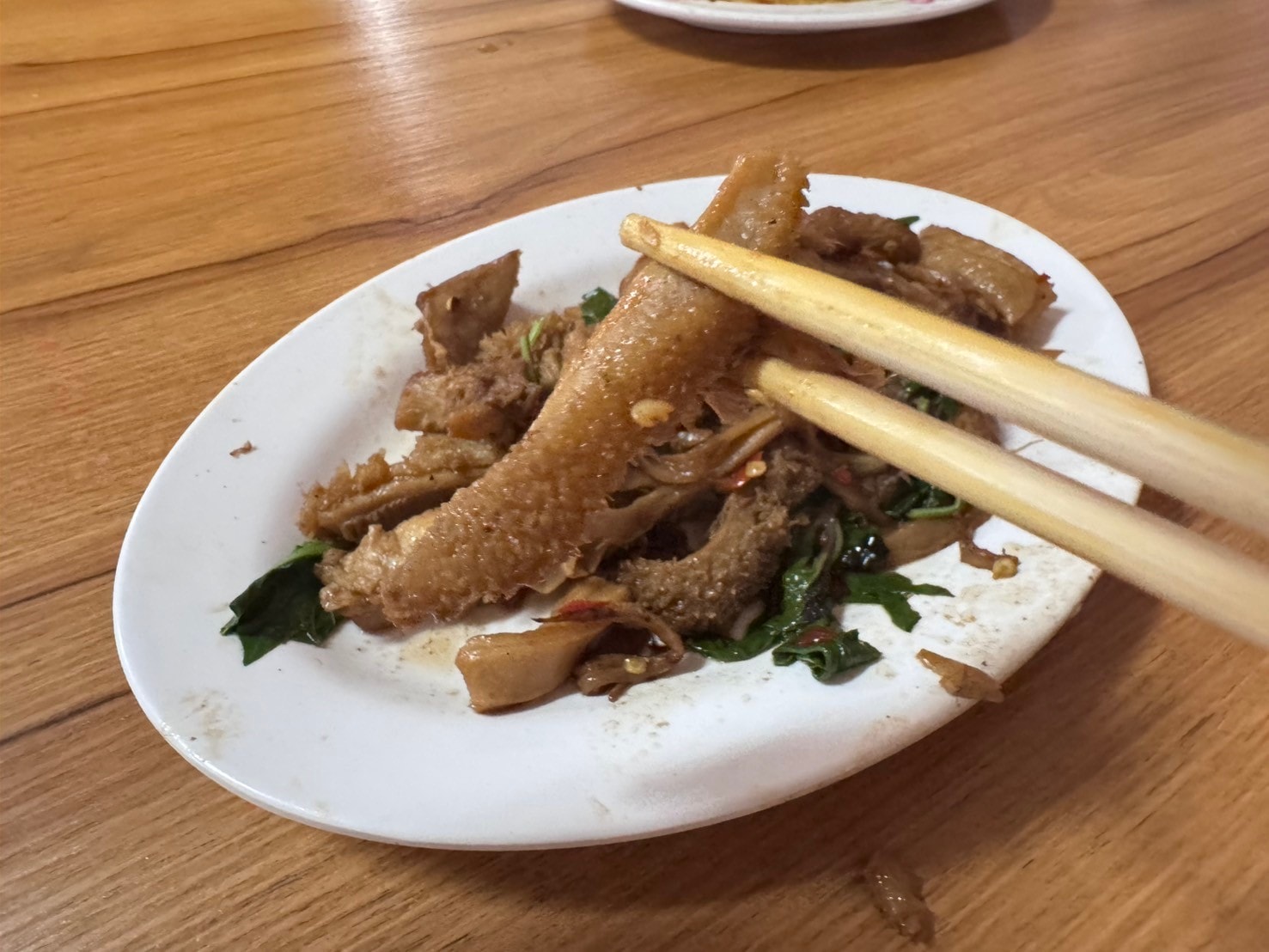 ｜食記-屏東縣新埤鄉｜牛肉友｜屏東人氣溫體牛料理老店，藥膳牛肉湯底溫順甘醇，重口味熱炒更是滿足味蕾~