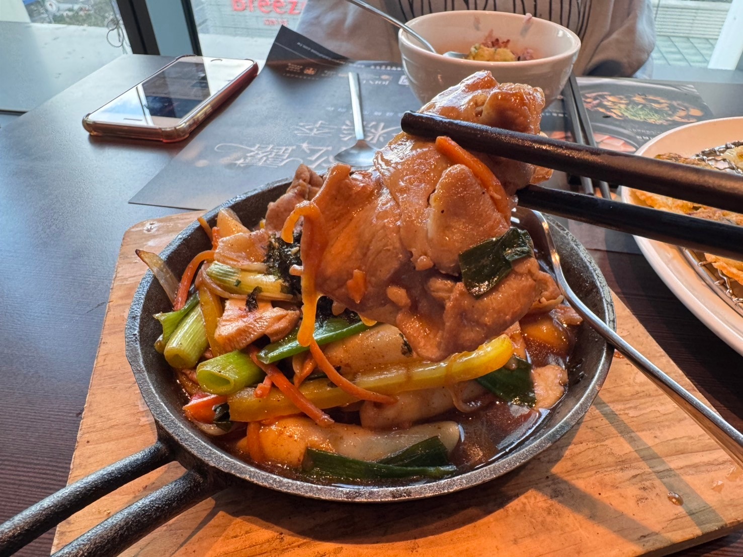 ｜食記-台北市信義區｜涓豆腐(統一時代店)｜集結傳統與創意的韓式料理，環境舒適服務好，異國料理聚餐好選擇~