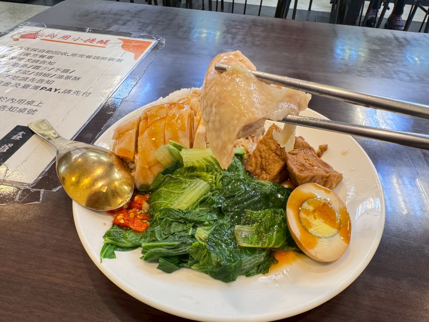|食記-台北市中正區|鑫耀鑫|台北車站雞肉飯,用餐環境乾淨舒適,吃麵吃飯這邊通通都有~ - 第13張圖 |食記-台北市中正區|鑫耀鑫|台北車站雞肉飯,用餐環境乾淨舒適,吃麵吃飯這邊通通都有~