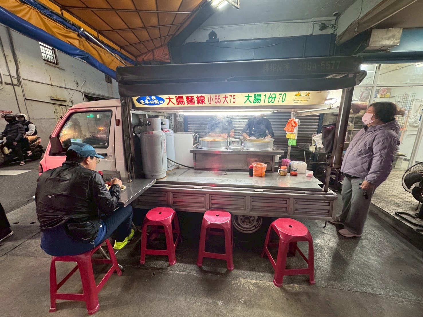 |食記-台北市北投區|豐年公園口大腸麵線|北投站人氣麵線攤車,麵線美味還加了蘿蔔絲及豆皮絲口味獨特,來捧場的幾乎都是在地人~ - 第4張圖 |食記-台北市北投區|豐年公園口大腸麵線|北投站人氣麵線攤車,麵線美味還加了蘿蔔絲及豆皮絲口味獨特,來捧場的幾乎都是在地人~