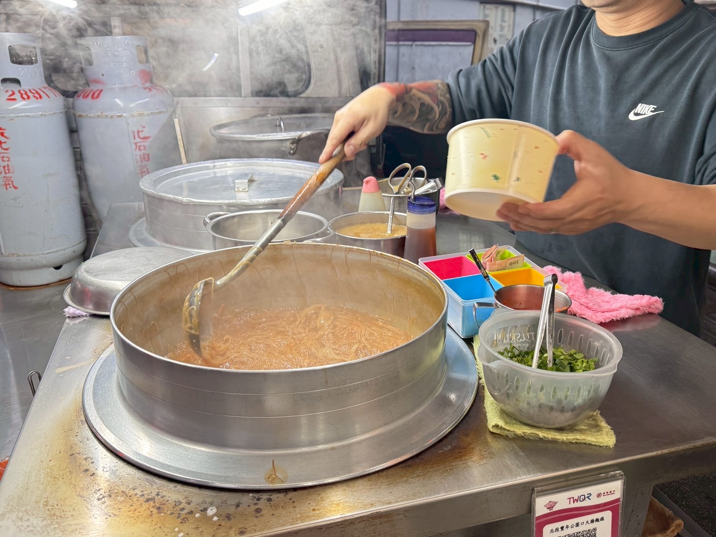 |食記-台北市北投區|豐年公園口大腸麵線|北投站人氣麵線攤車,麵線美味還加了蘿蔔絲及豆皮絲口味獨特,來捧場的幾乎都是在地人~ - 第14張圖 |食記-台北市北投區|豐年公園口大腸麵線|北投站人氣麵線攤車,麵線美味還加了蘿蔔絲及豆皮絲口味獨特,來捧場的幾乎都是在地人~