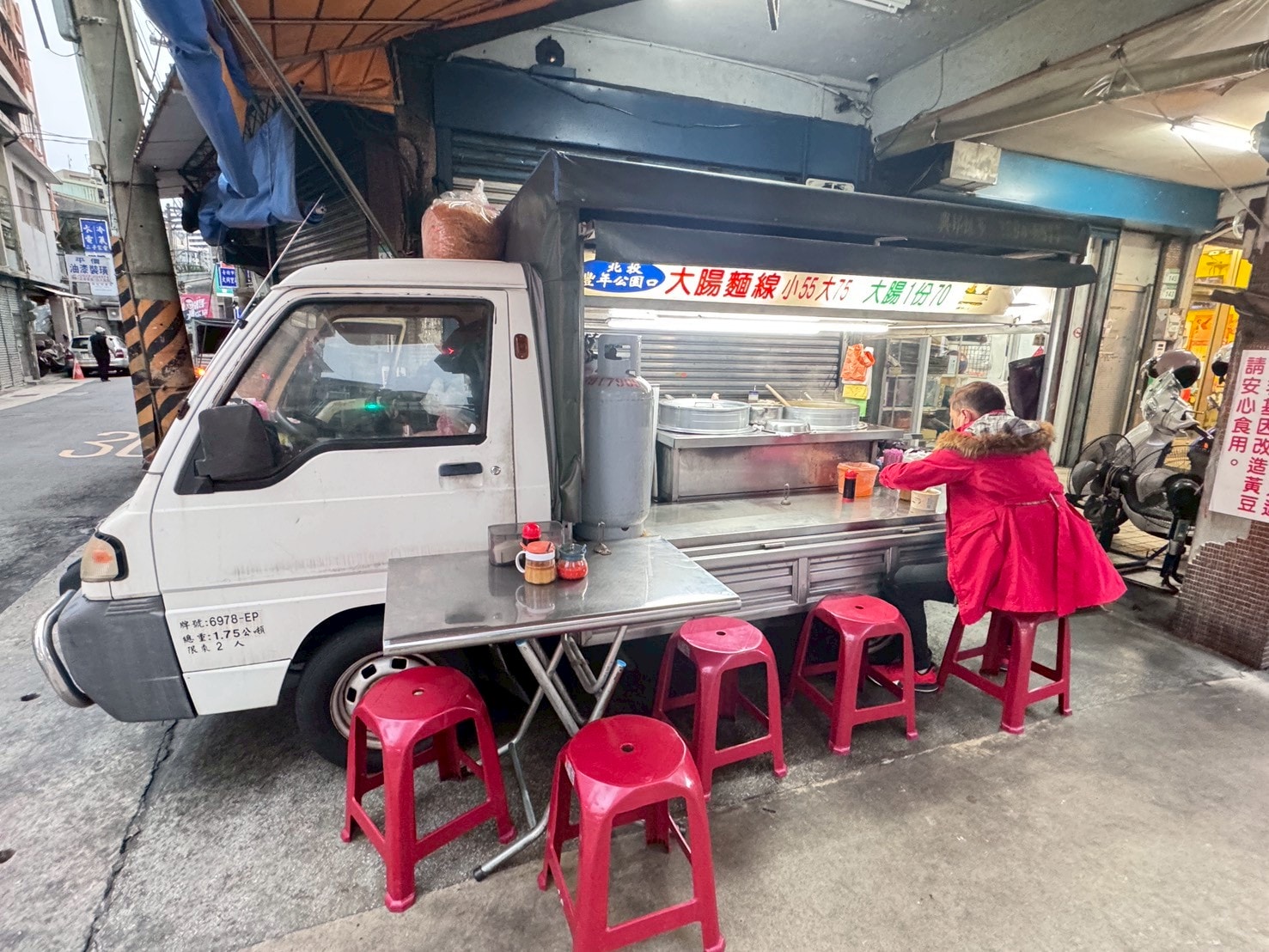 |食記-台北市北投區|豐年公園口大腸麵線|北投站人氣麵線攤車,麵線美味還加了蘿蔔絲及豆皮絲口味獨特,來捧場的幾乎都是在地人~ - 第2張圖 |食記-台北市北投區|豐年公園口大腸麵線|北投站人氣麵線攤車,麵線美味還加了蘿蔔絲及豆皮絲口味獨特,來捧場的幾乎都是在地人~