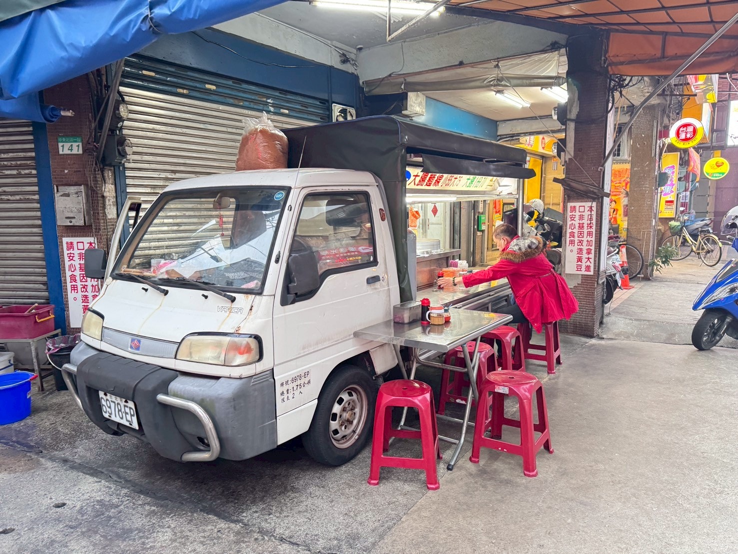 |食記-台北市北投區|豐年公園口大腸麵線|北投站人氣麵線攤車,麵線美味還加了蘿蔔絲及豆皮絲口味獨特,來捧場的幾乎都是在地人~ - 第3張圖 |食記-台北市北投區|豐年公園口大腸麵線|北投站人氣麵線攤車,麵線美味還加了蘿蔔絲及豆皮絲口味獨特,來捧場的幾乎都是在地人~