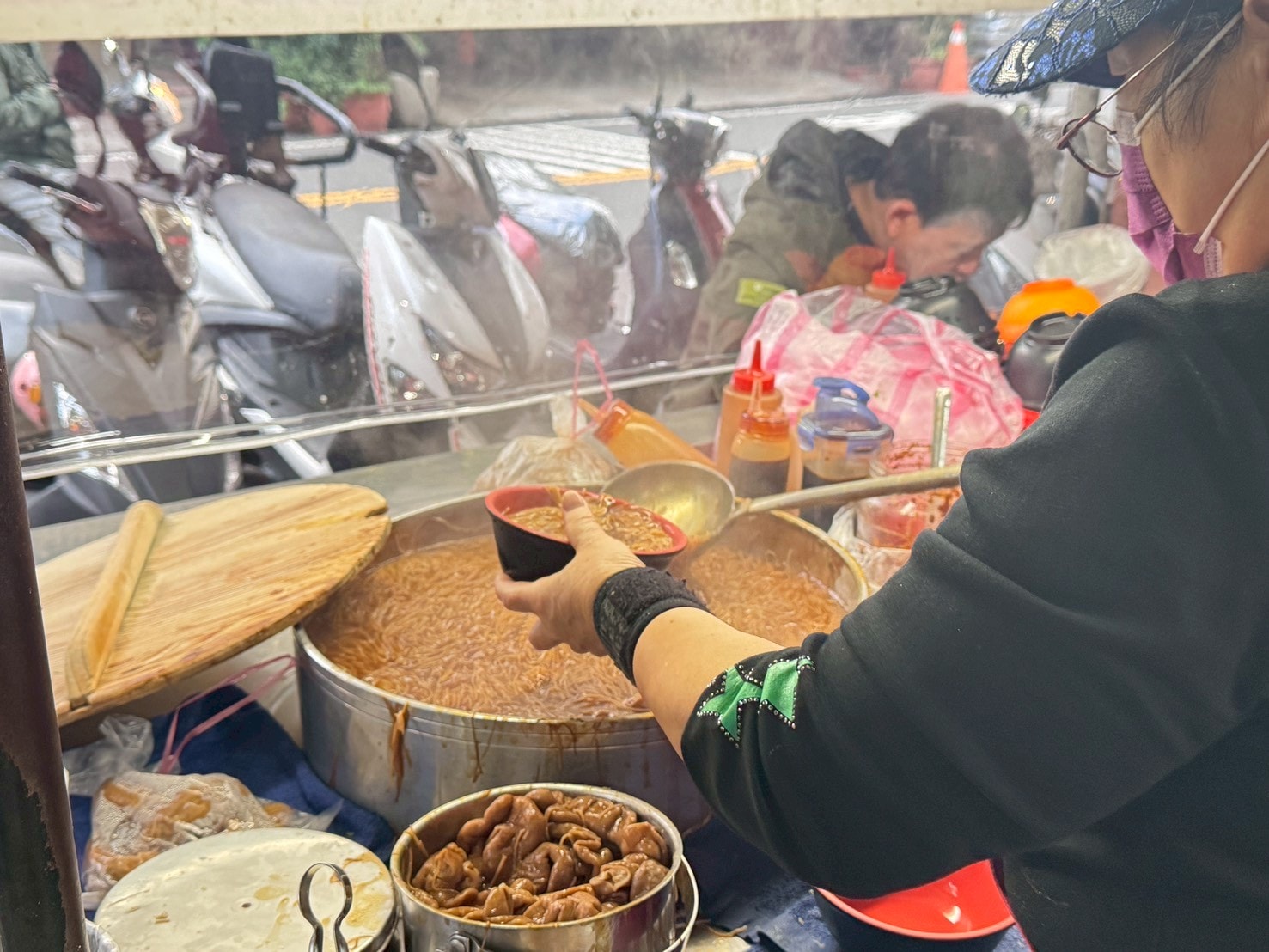 |食記-新北市三重區|阿倍麵線|三重人氣大腸麵線!重口味麵線加上軟中帶嚼勁的滷透大腸,麵線控可以來試試看! - 第8張圖 |食記-新北市三重區|阿倍麵線|三重人氣大腸麵線!重口味麵線加上軟中帶嚼勁的滷透大腸,麵線控可以來試試看!