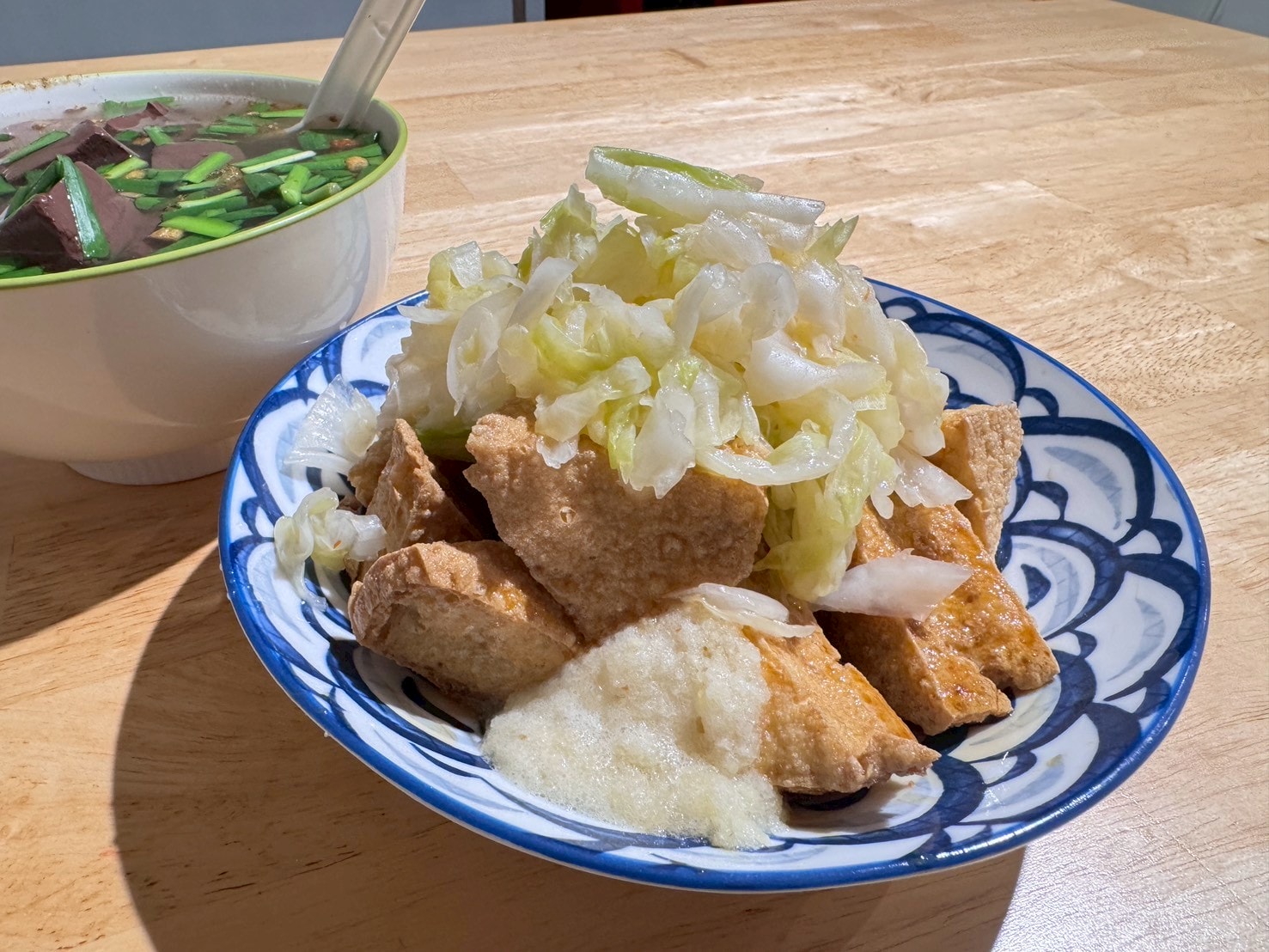 ｜食記-新北市三重區｜田中臭豆腐｜周休五日的巷弄內低調臭豆腐，酥香泡菜多的臭豆腐+料爆多的豬血湯只要百元！