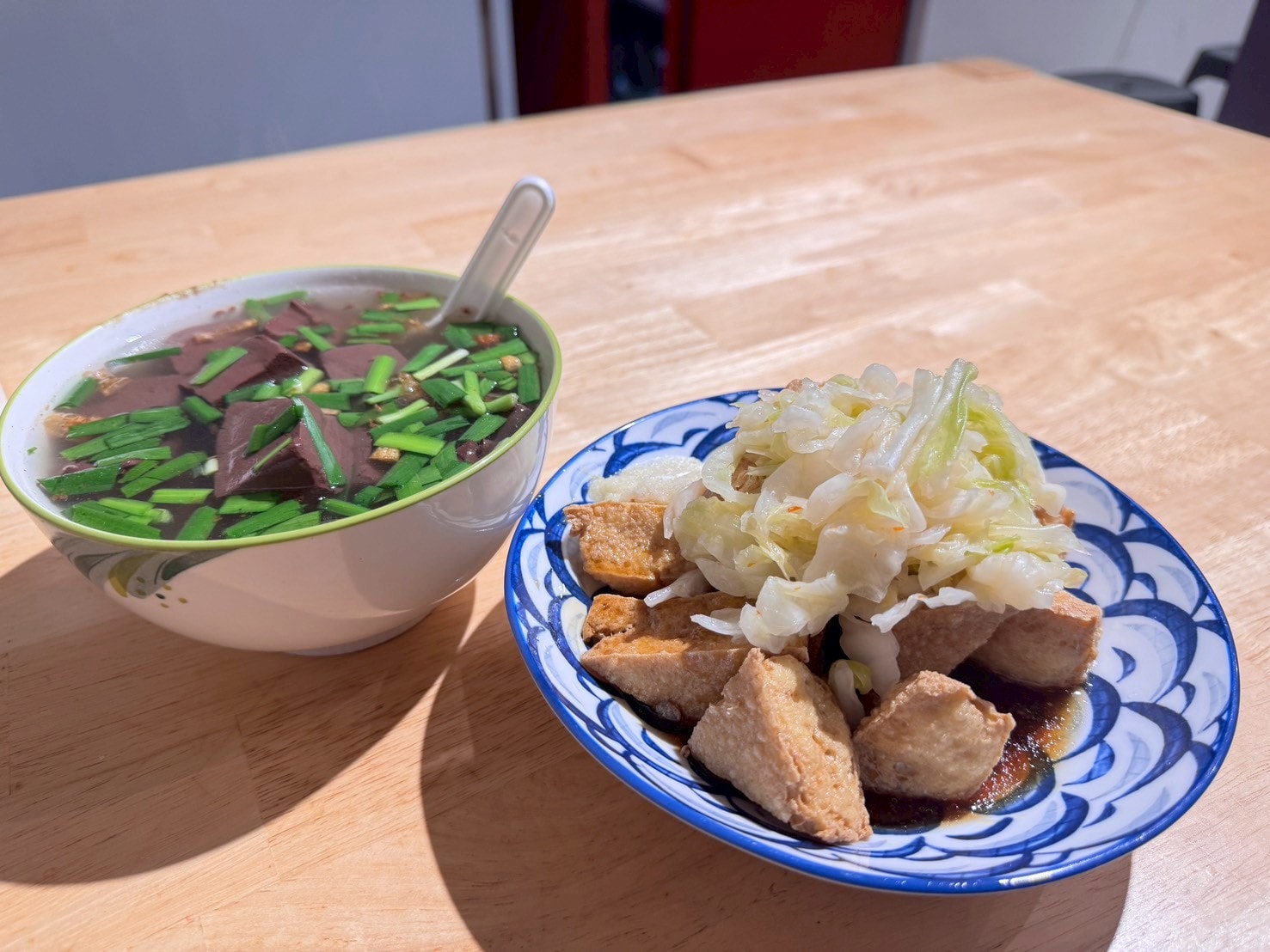 ｜食記-新北市三重區｜田中臭豆腐｜周休五日的巷弄內低調臭豆腐，酥香泡菜多的臭豆腐+料爆多的豬血湯只要百元！