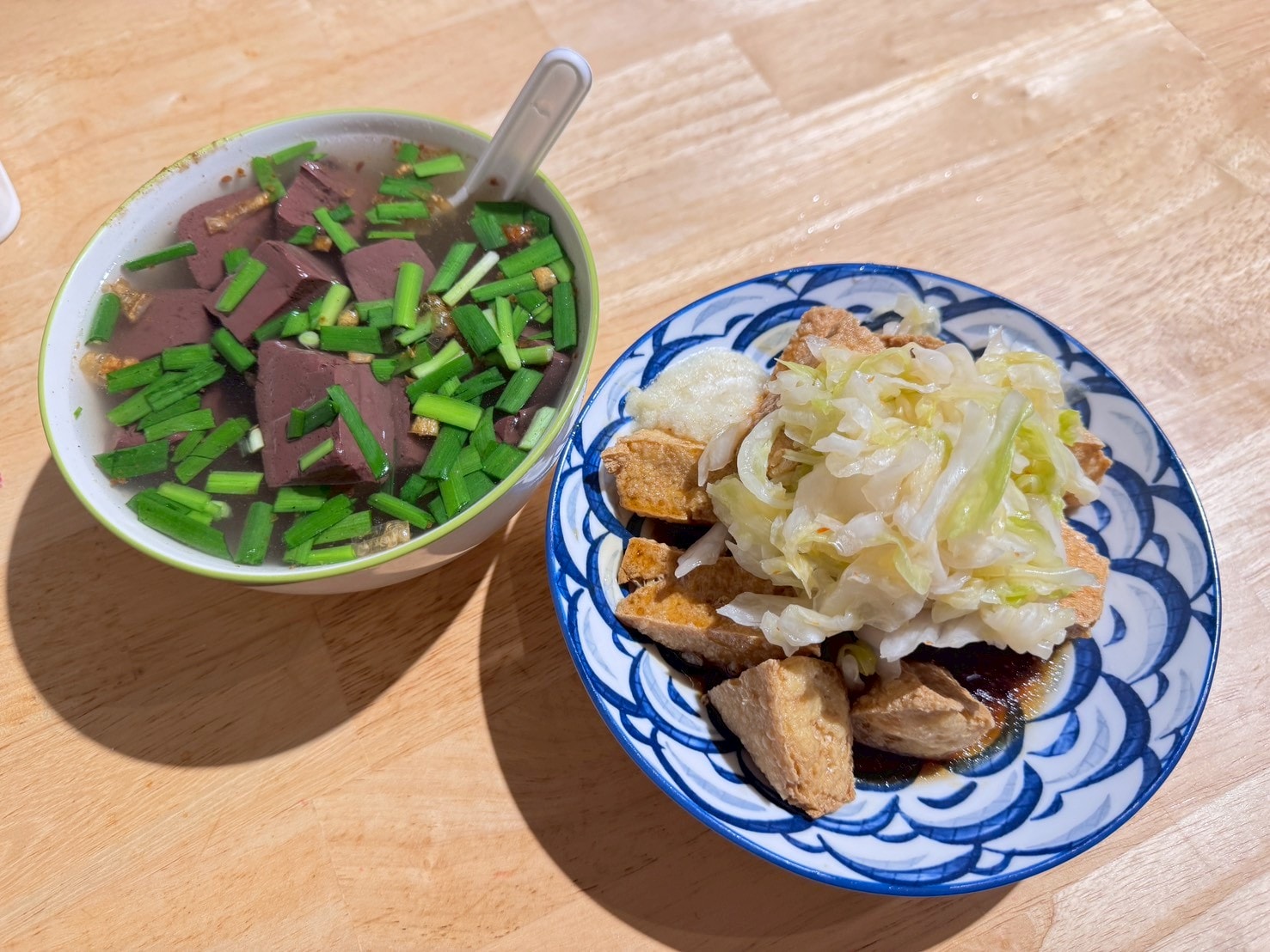 ｜食記-新北市三重區｜田中臭豆腐｜周休五日的巷弄內低調臭豆腐，酥香泡菜多的臭豆腐+料爆多的豬血湯只要百元！