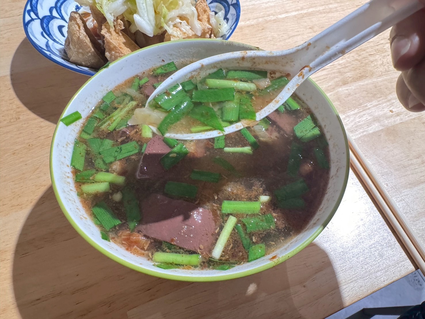 ｜食記-新北市三重區｜田中臭豆腐｜周休五日的巷弄內低調臭豆腐，酥香泡菜多的臭豆腐+料爆多的豬血湯只要百元！