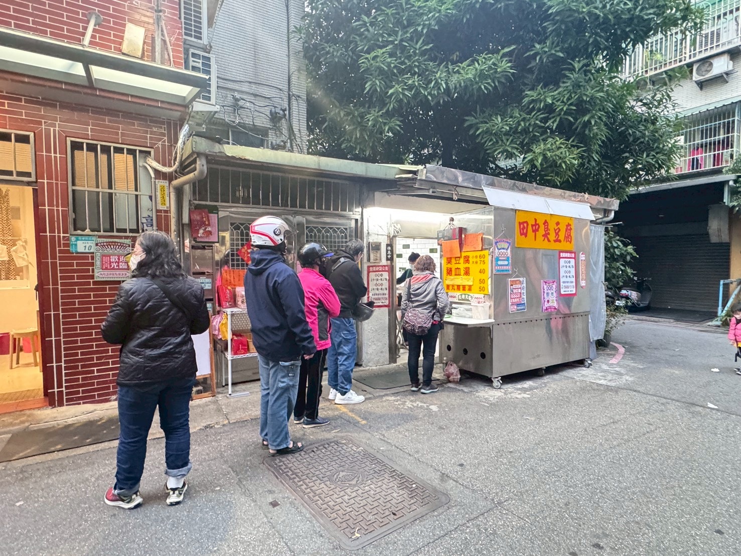 ｜食記-新北市三重區｜田中臭豆腐｜周休五日的巷弄內低調臭豆腐，酥香泡菜多的臭豆腐+料爆多的豬血湯只要百元！
