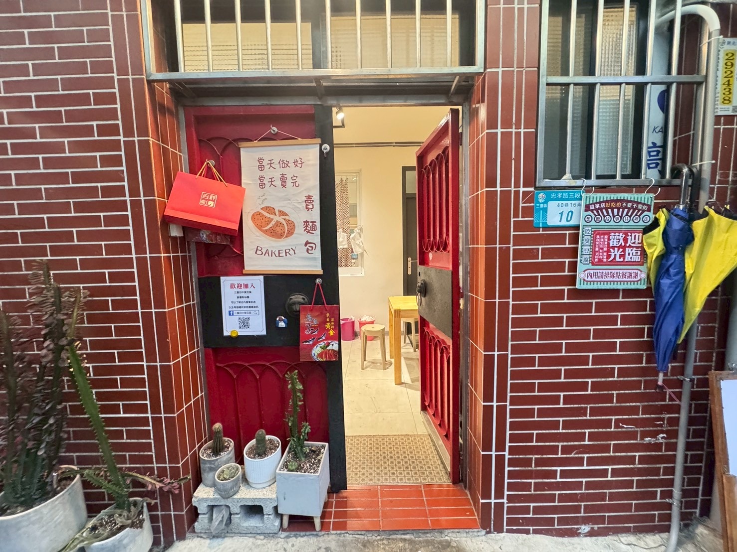 ｜食記-新北市三重區｜田中臭豆腐｜周休五日的巷弄內低調臭豆腐，酥香泡菜多的臭豆腐+料爆多的豬血湯只要百元！