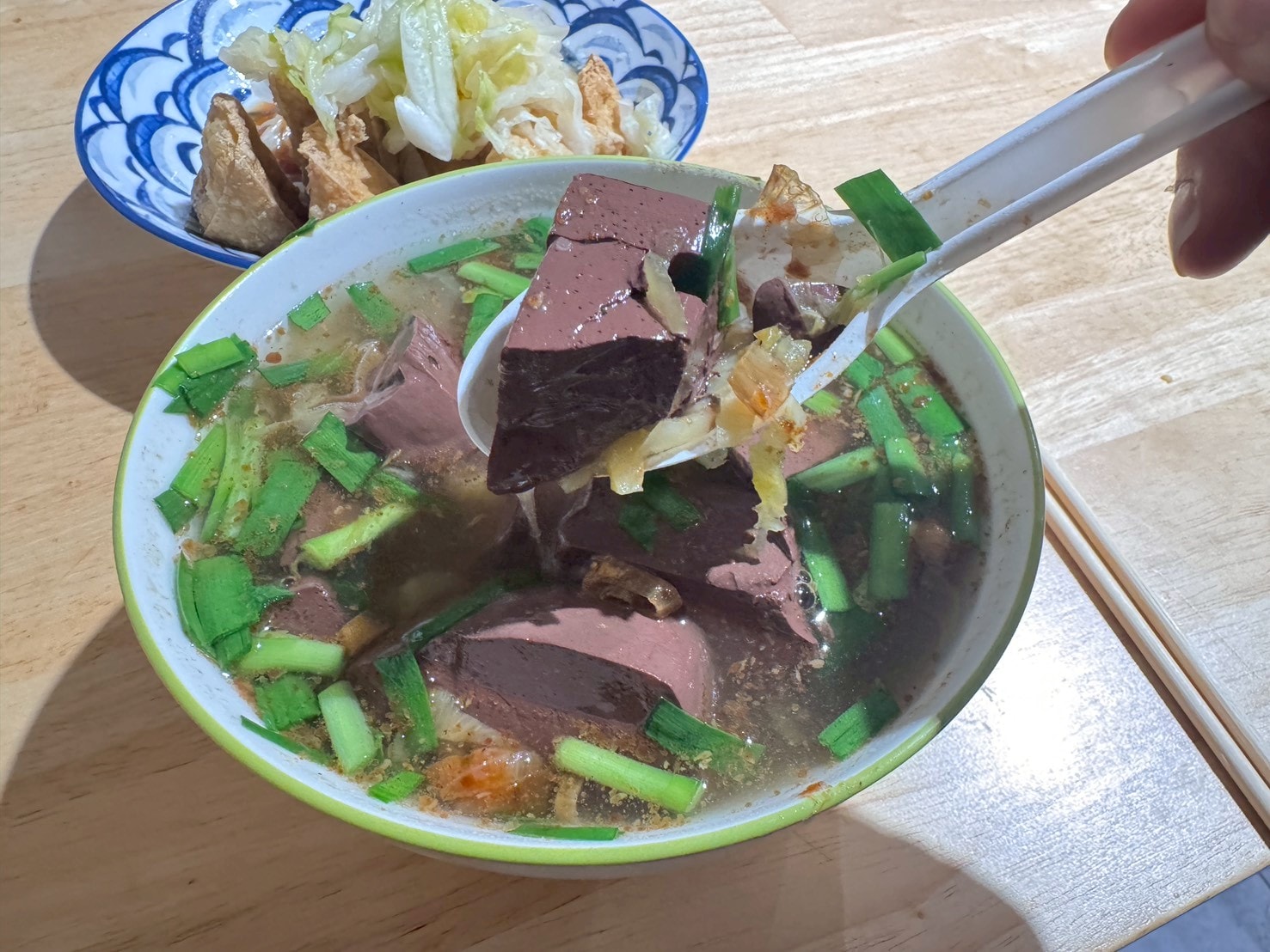 ｜食記-新北市三重區｜田中臭豆腐｜周休五日的巷弄內低調臭豆腐，酥香泡菜多的臭豆腐+料爆多的豬血湯只要百元！