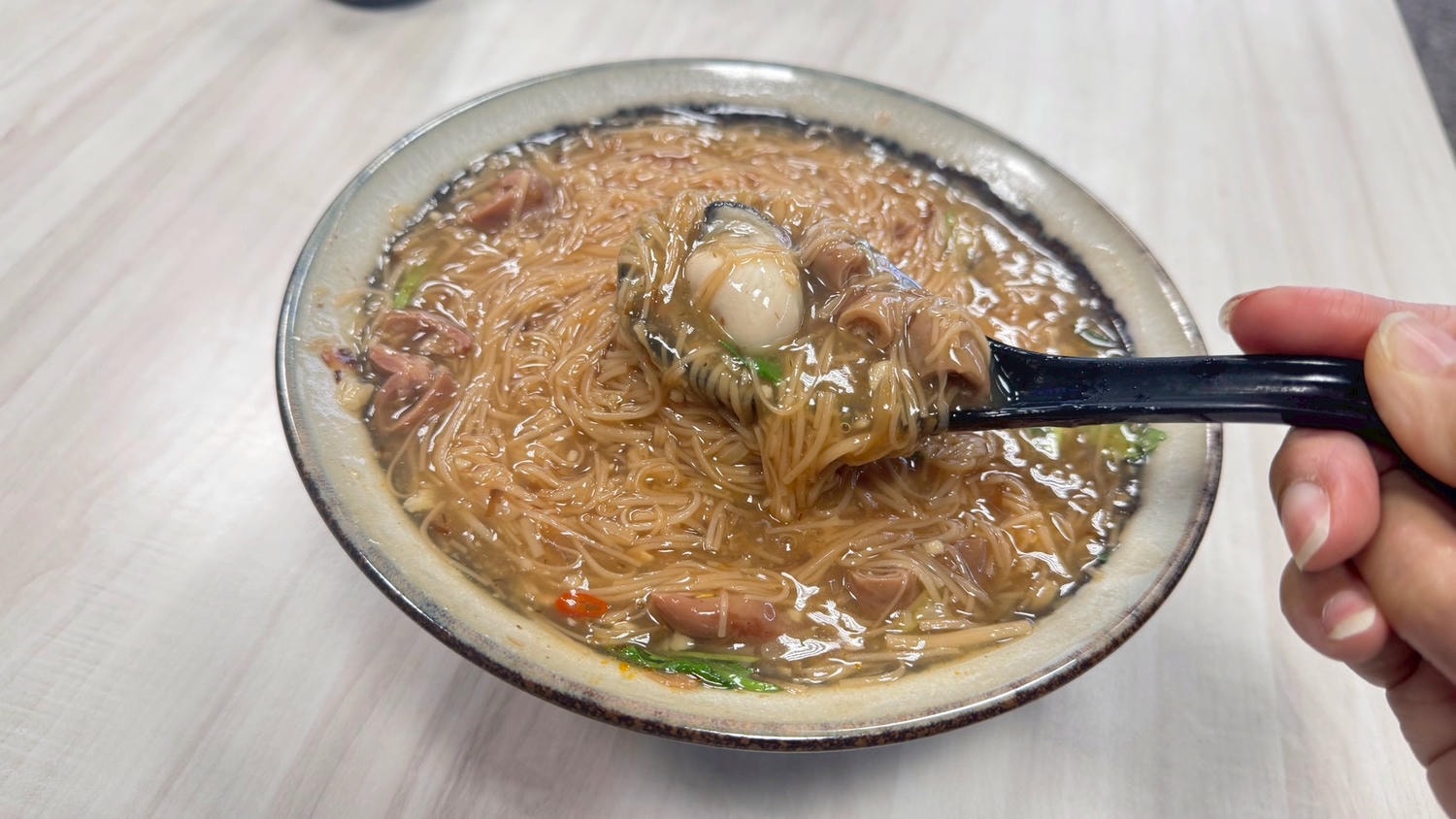 ｜食記-新北市蘆洲區｜麵線府｜新開幕複合式麵線店！麵線、咖哩飯及丼飯都有，麵線份量足味道好，大腸入味蚵仔新鮮，加店家自製辣椒更美味~