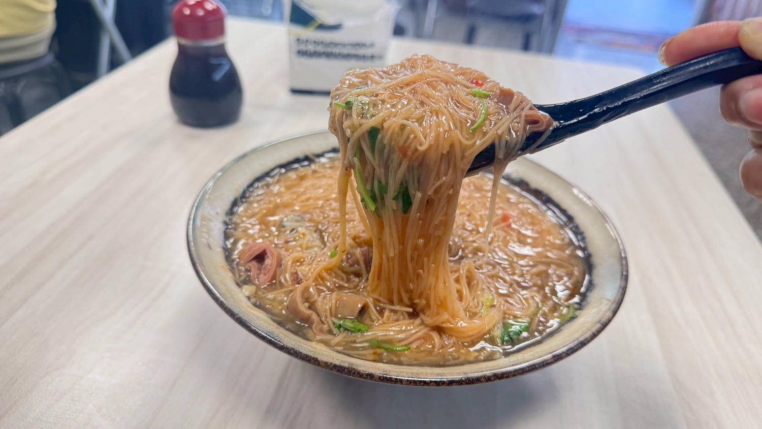 ｜食記-新北市蘆洲區｜麵線府｜新開幕複合式麵線店！麵線、咖哩飯及丼飯都有，麵線份量足味道好，大腸入味蚵仔新鮮，加店家自製辣椒更美味~