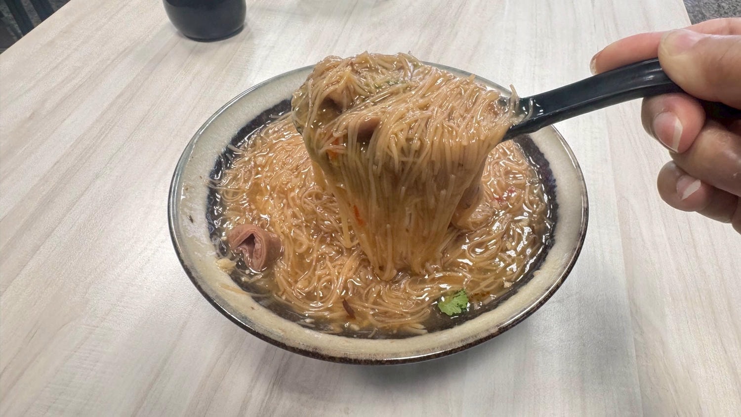 ｜食記-新北市蘆洲區｜麵線府｜新開幕複合式麵線店！麵線、咖哩飯及丼飯都有，麵線份量足味道好，大腸入味蚵仔新鮮，加店家自製辣椒更美味~