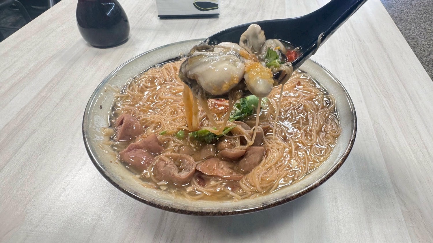 ｜食記-新北市蘆洲區｜麵線府｜新開幕複合式麵線店！麵線、咖哩飯及丼飯都有，麵線份量足味道好，大腸入味蚵仔新鮮，加店家自製辣椒更美味~